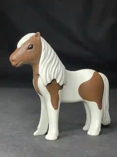 A_0707 PONI Blanco Roto Manchas Marrones