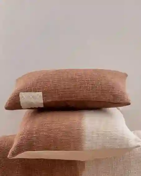Small Mocha Mousse Cojín