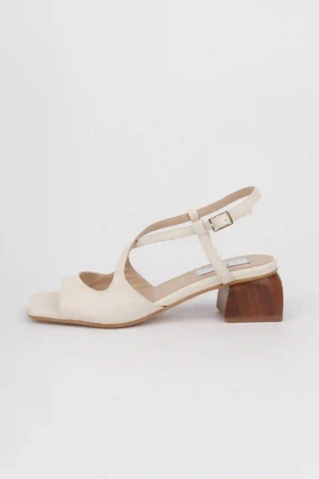 Sandalias blancas detalle tiras cruzadas