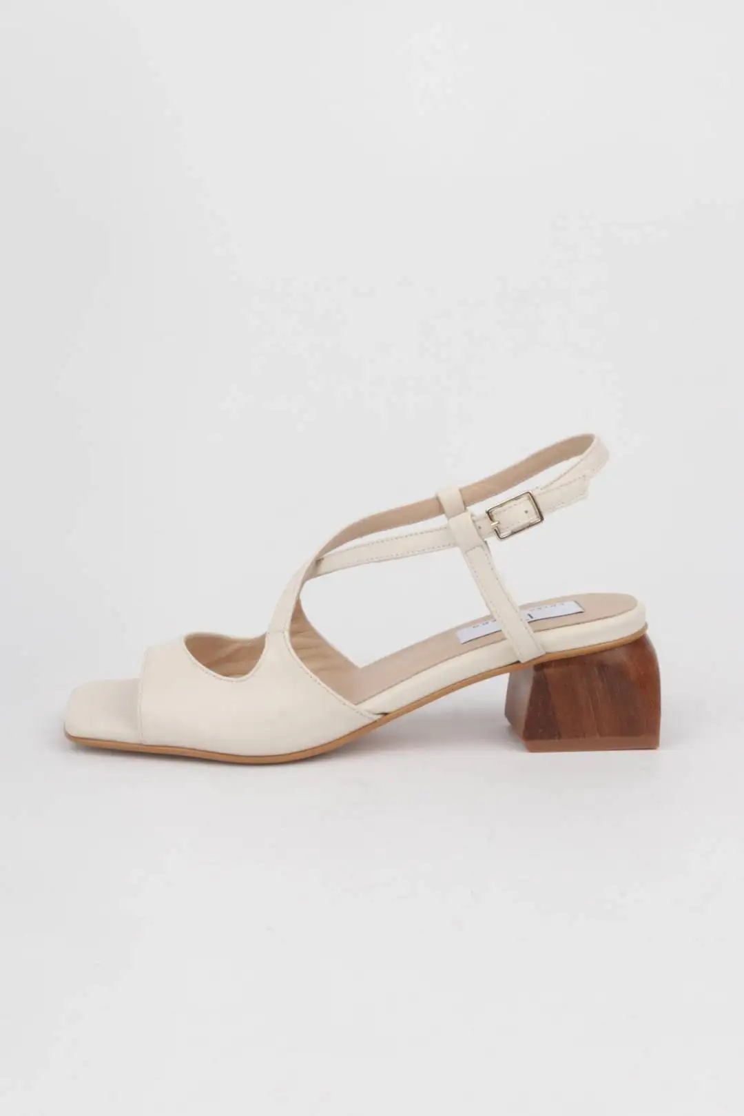 Sandalias blancas detalle tiras cruzadas