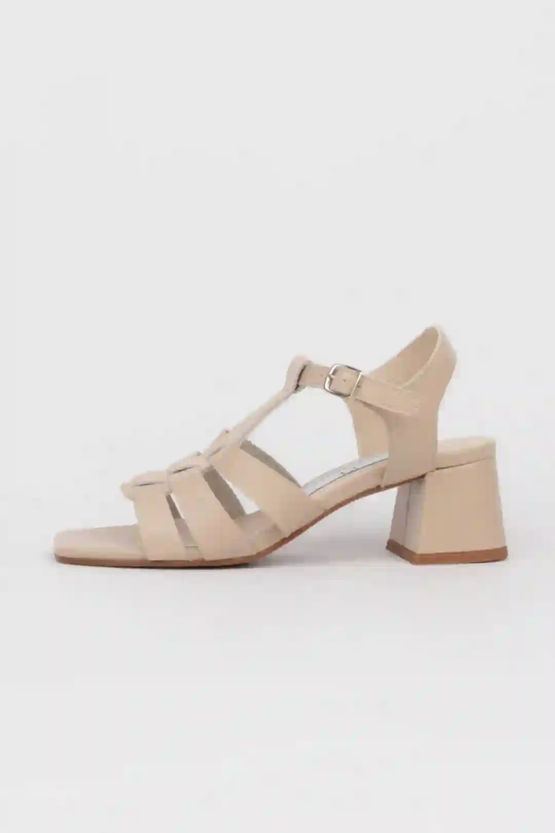 Sandalias beige tacón cómodo diseño tiras