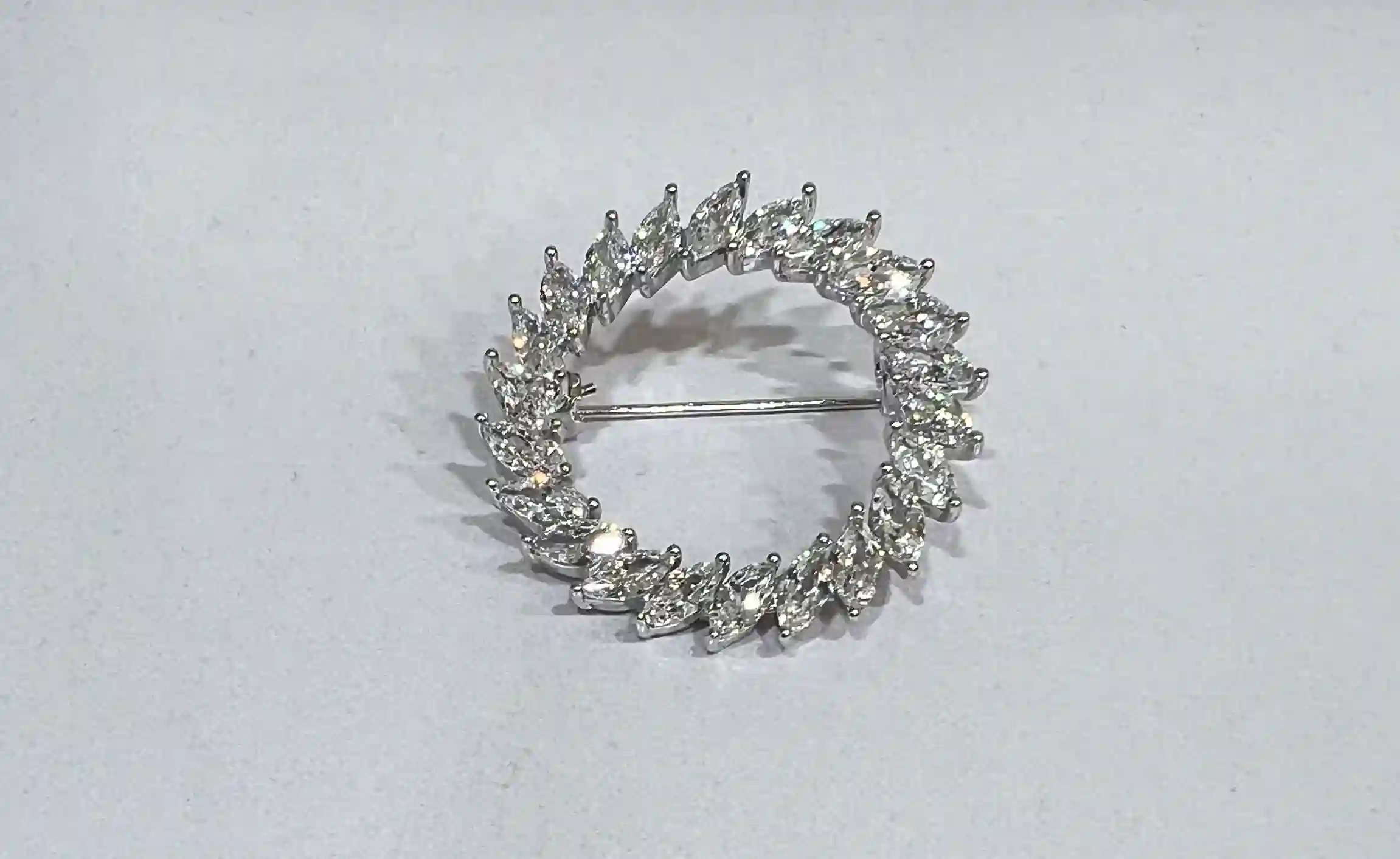 Broche de Zirconitas