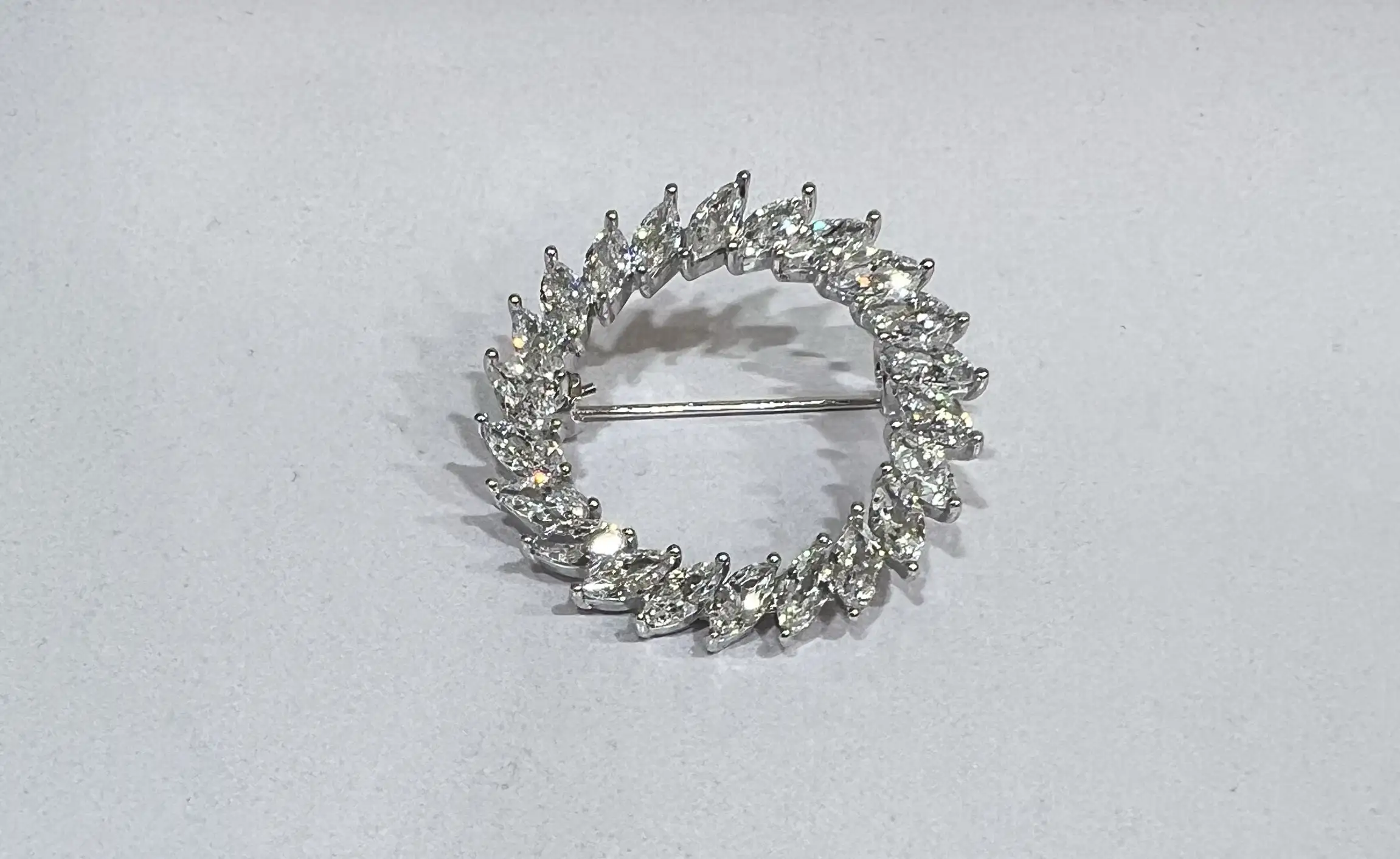 Broche de Zirconitas