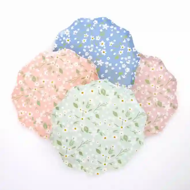 Platos pequeños de flores