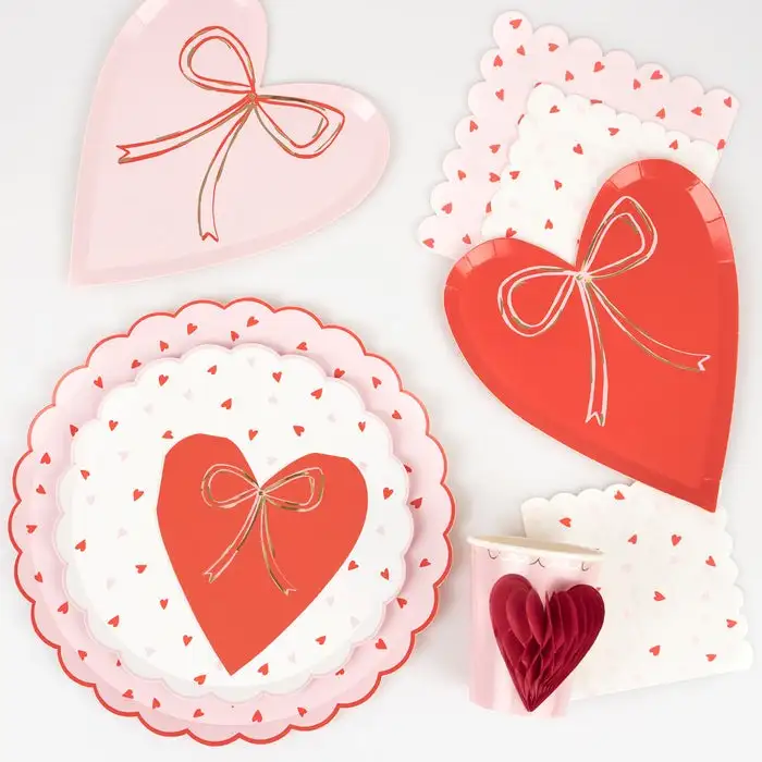 Vintage napkins of red hearts and feast -edged edges - Image 2
