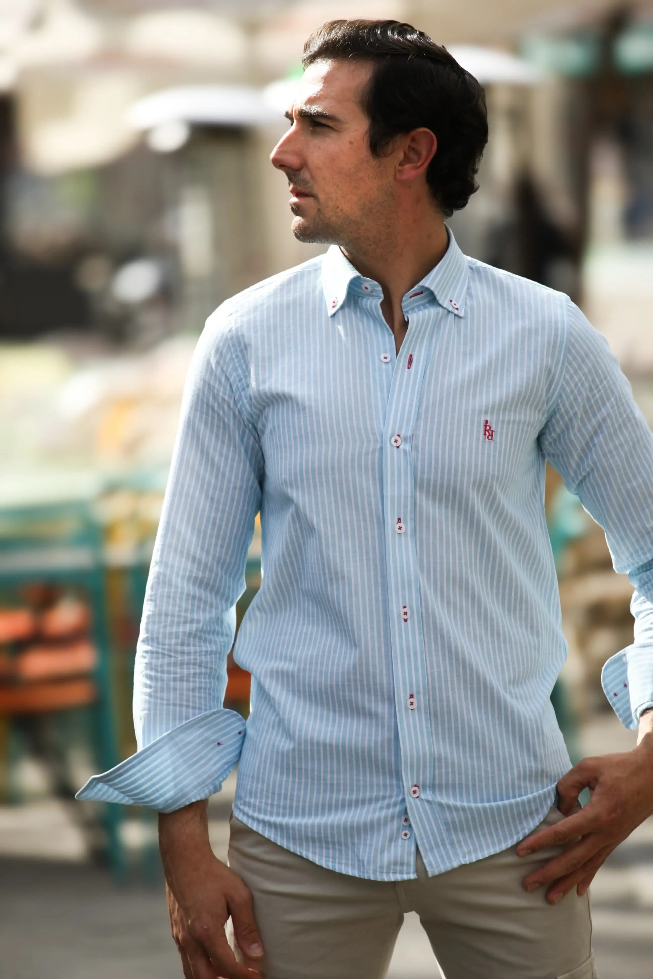 Camisa de rayas azul turquesa claro claro con el logo bordado en fucsia "Mansa".