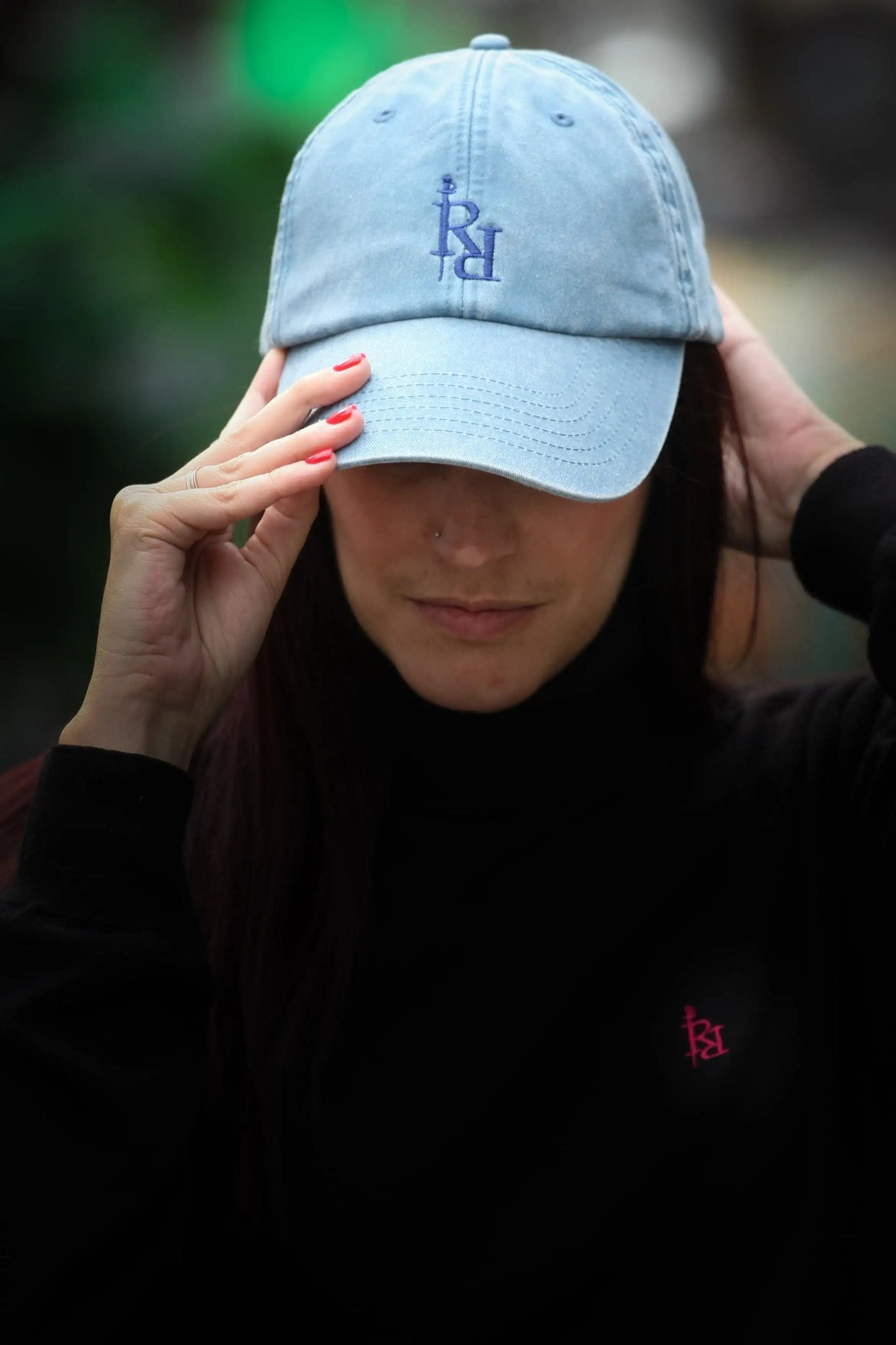 Gorra vaquera con logo bordado en azul marino.