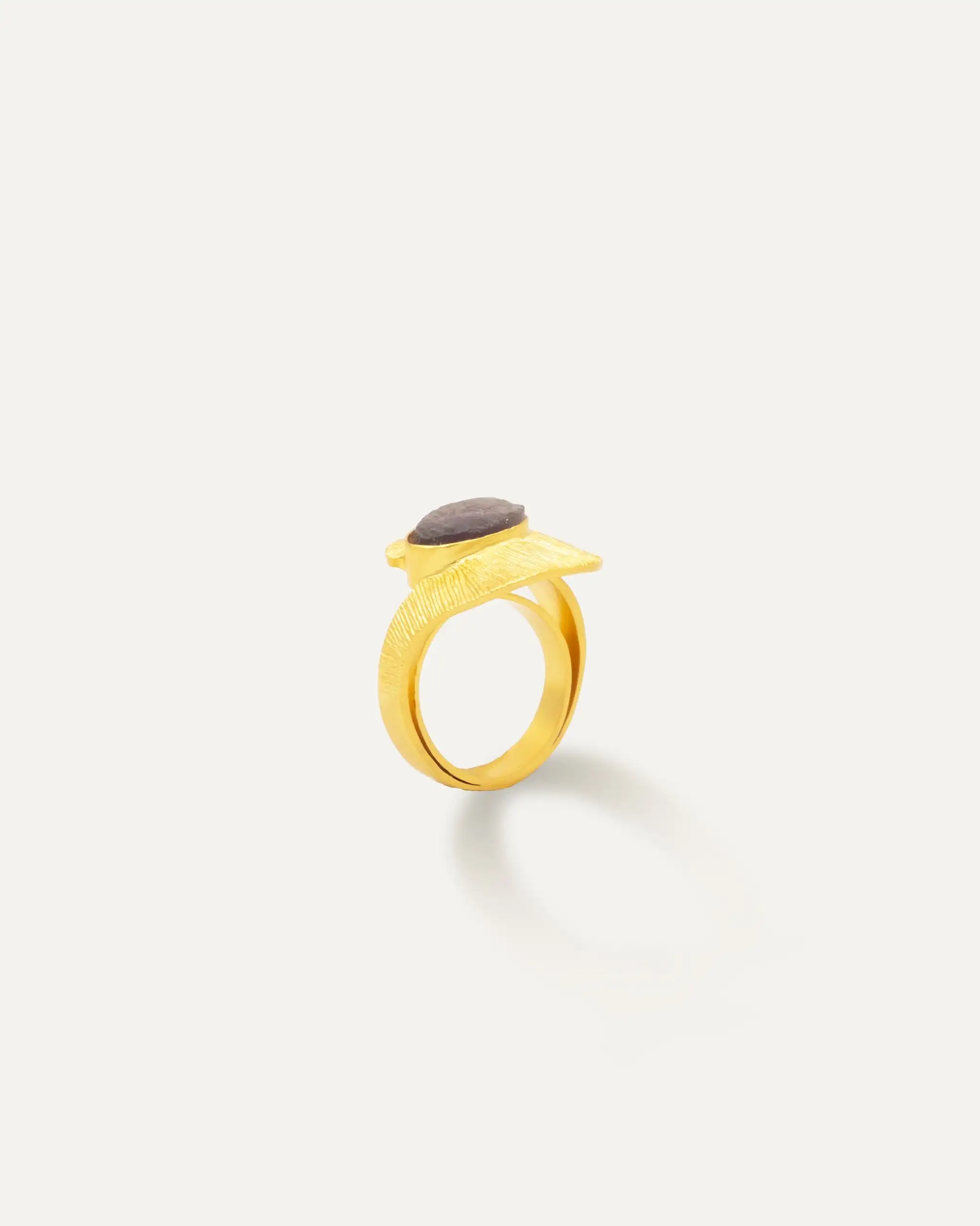 Anillo Dorado Badhana Amatista - Imagen 2