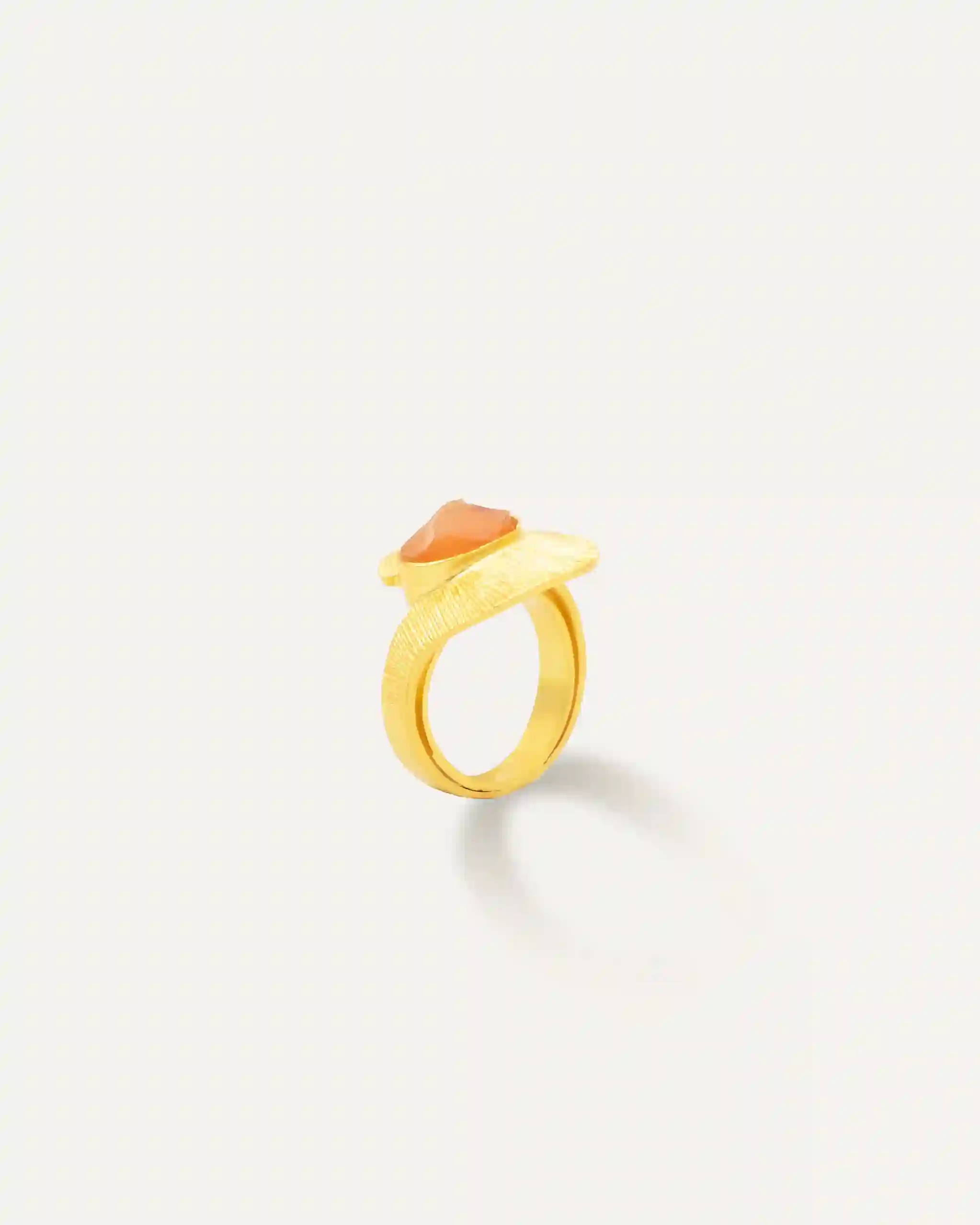 Anillo Dorado Badhana Cornalina