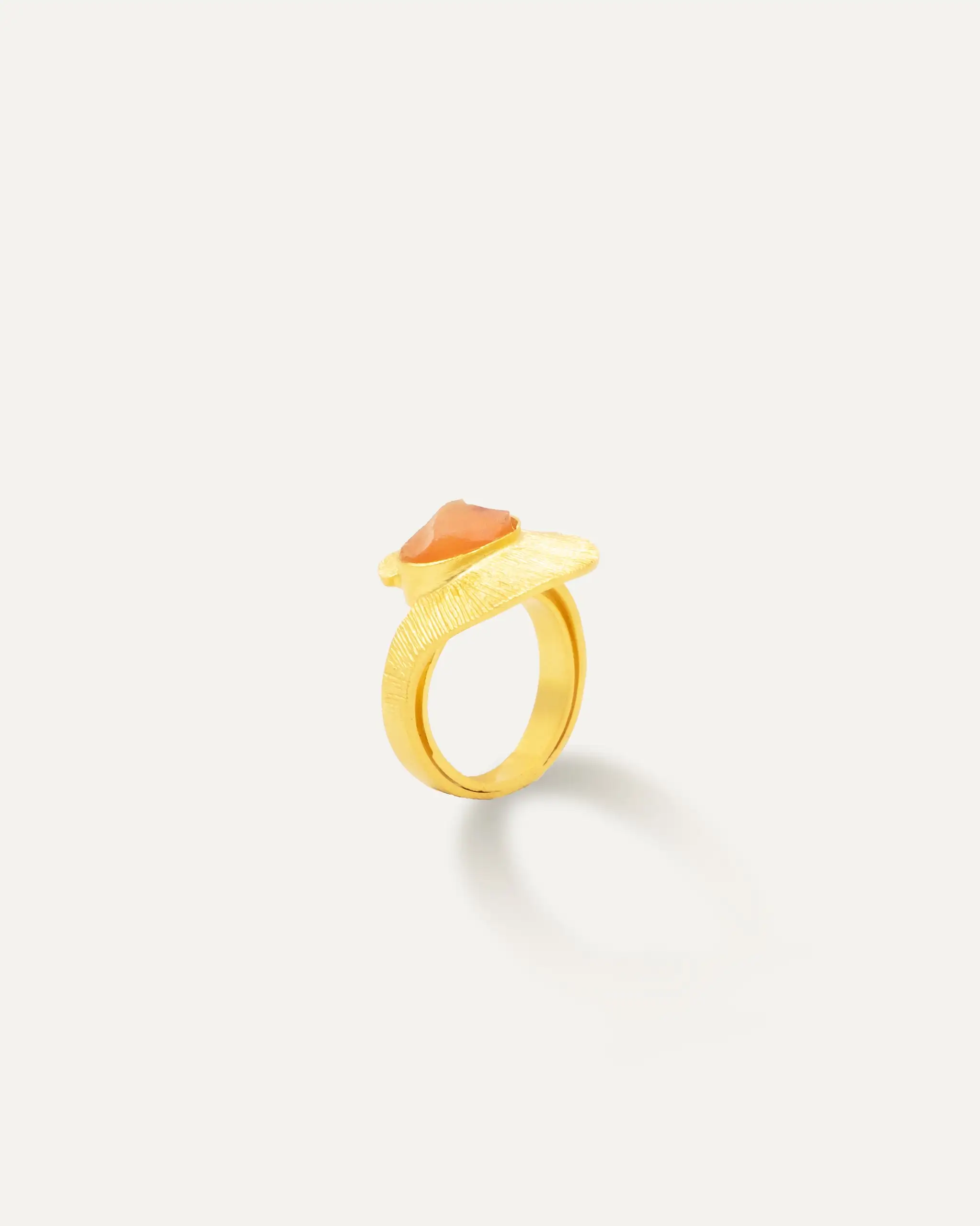 Anillo Dorado Badhana Cornalina