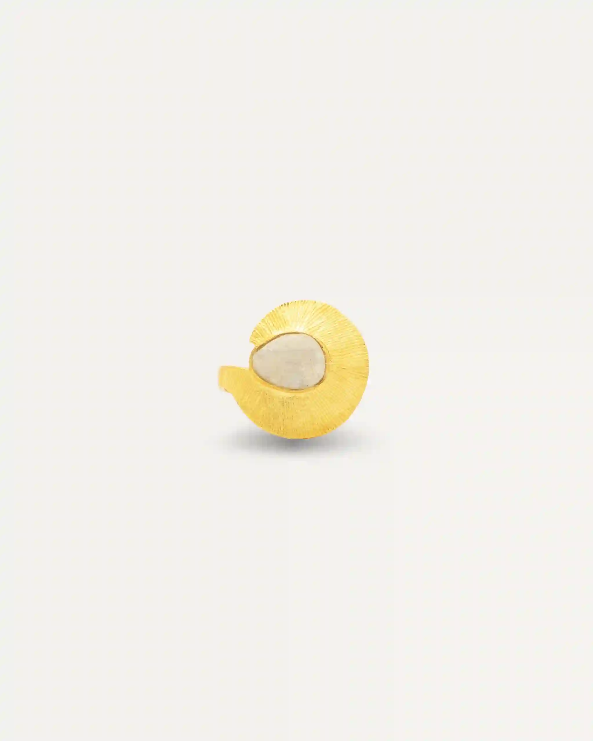 Anillo Dorado Badhana Madre Perla