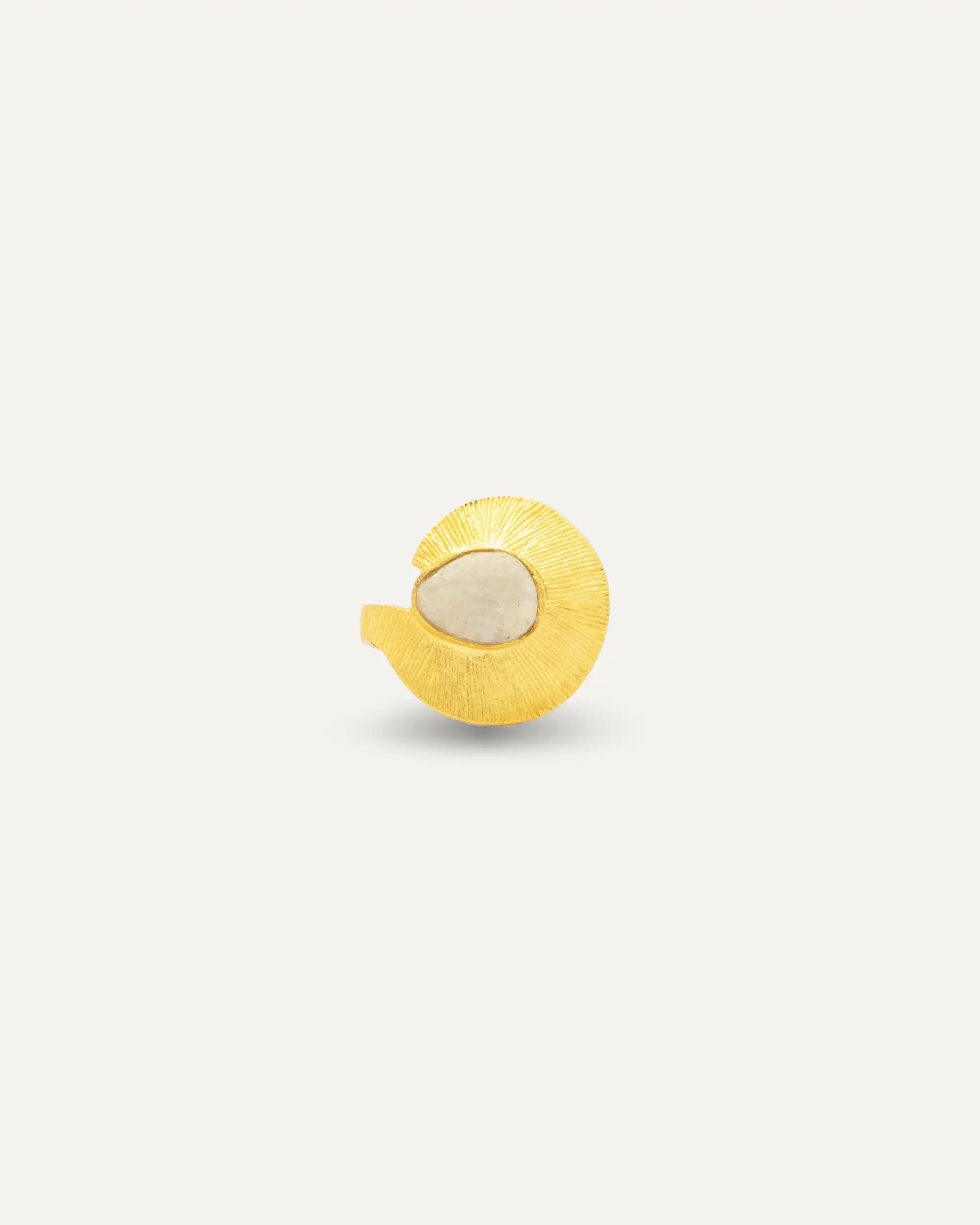 Anillo Dorado Badhana Madre Perla