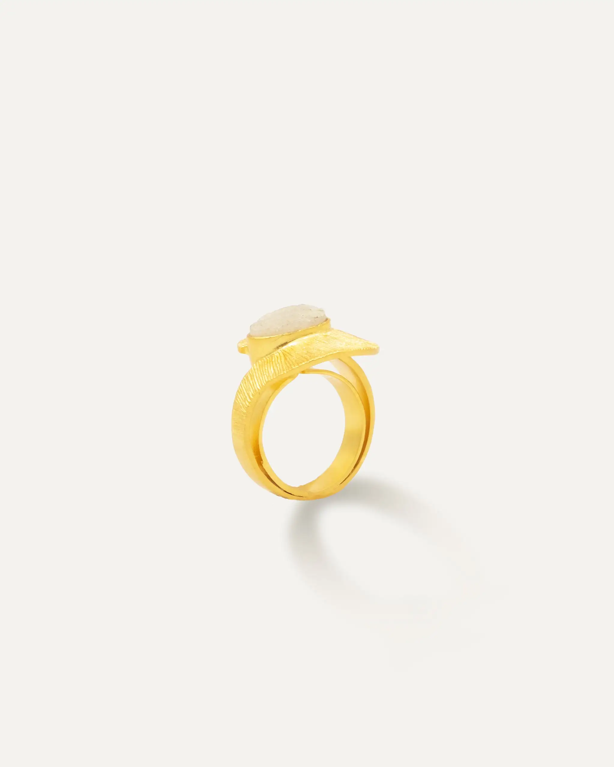 Anillo Dorado Badhana Madre Perla - Imagen 3