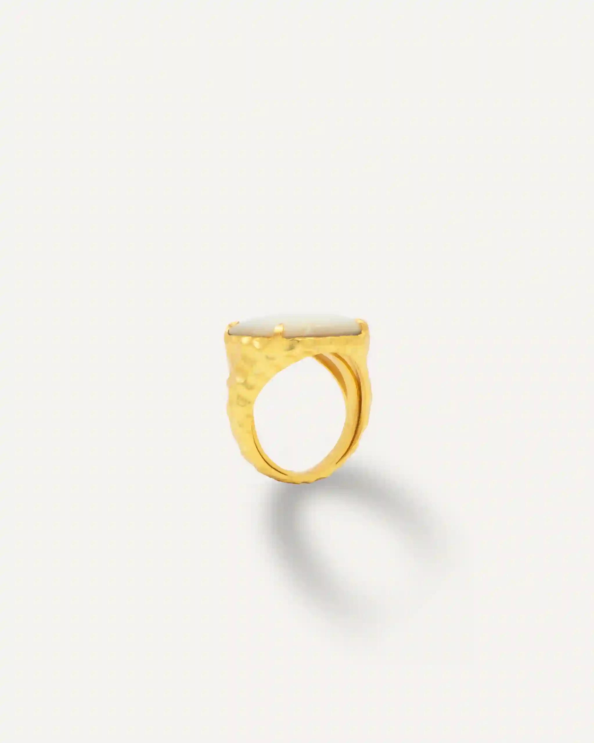 Anillo Dorado Madurei Madre Perla