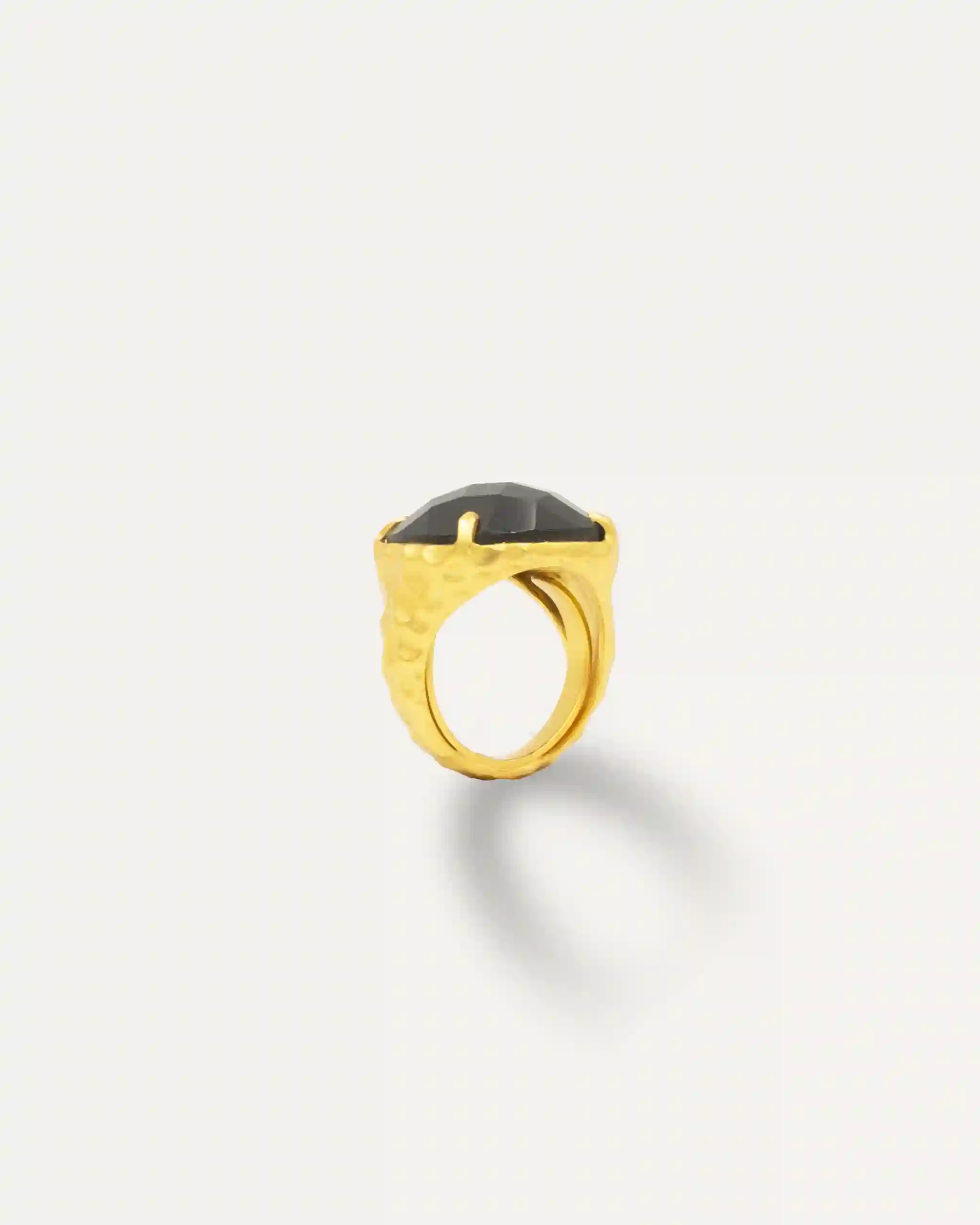 Anillo Dorado Madurei Onix negro