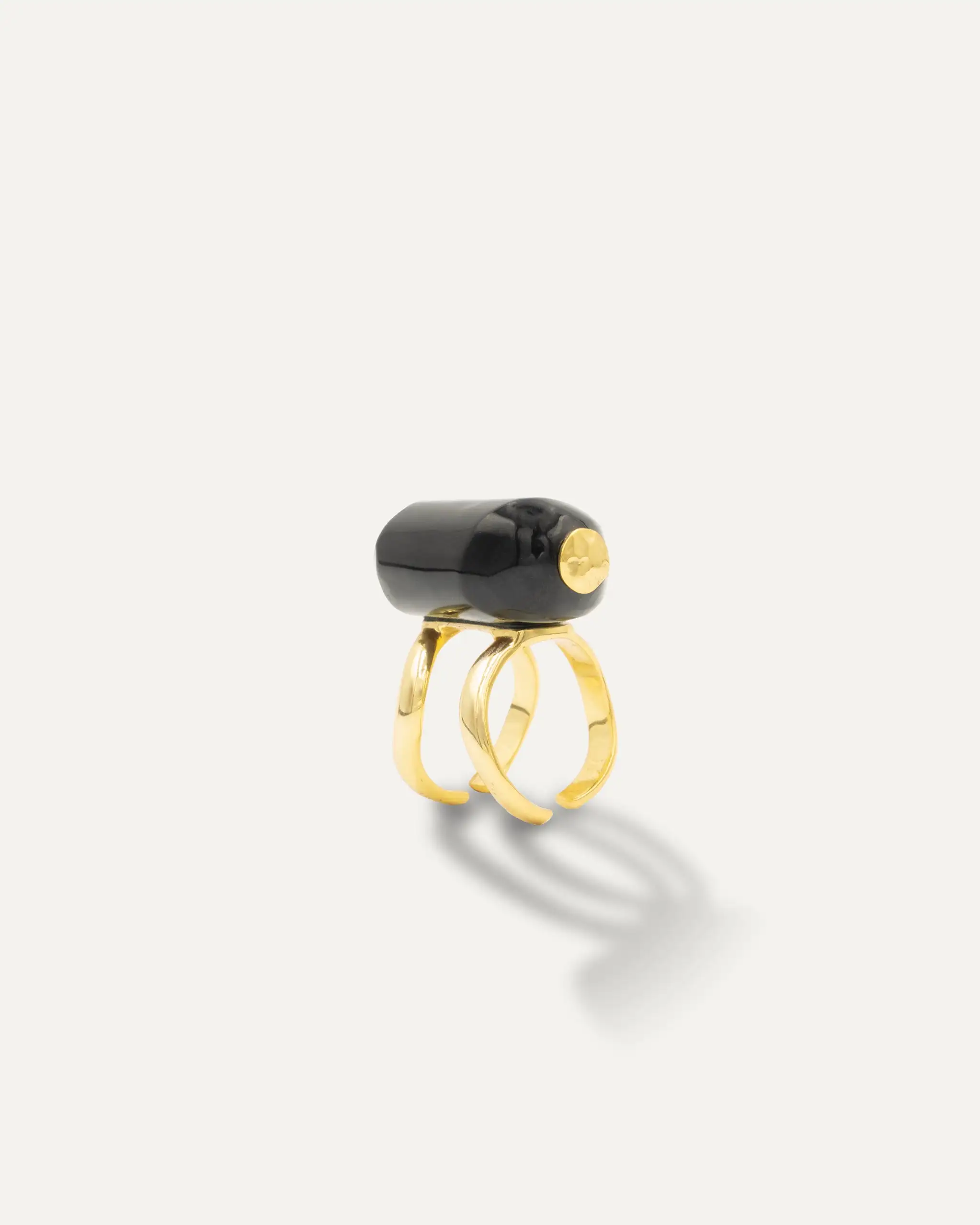 Anillo Dorado Patthar Onix Negro