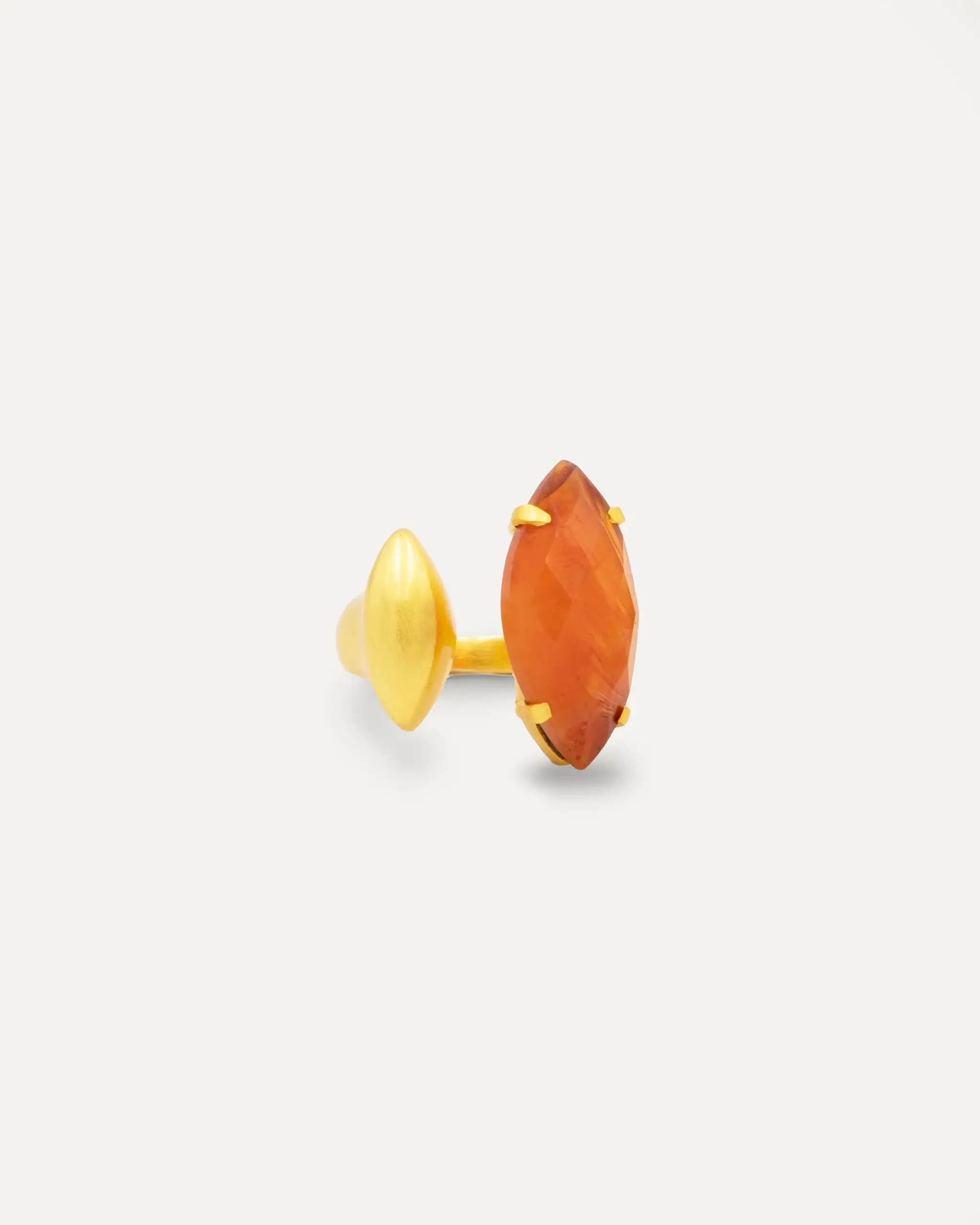 Anillo Dorado Shaanti Cornalina