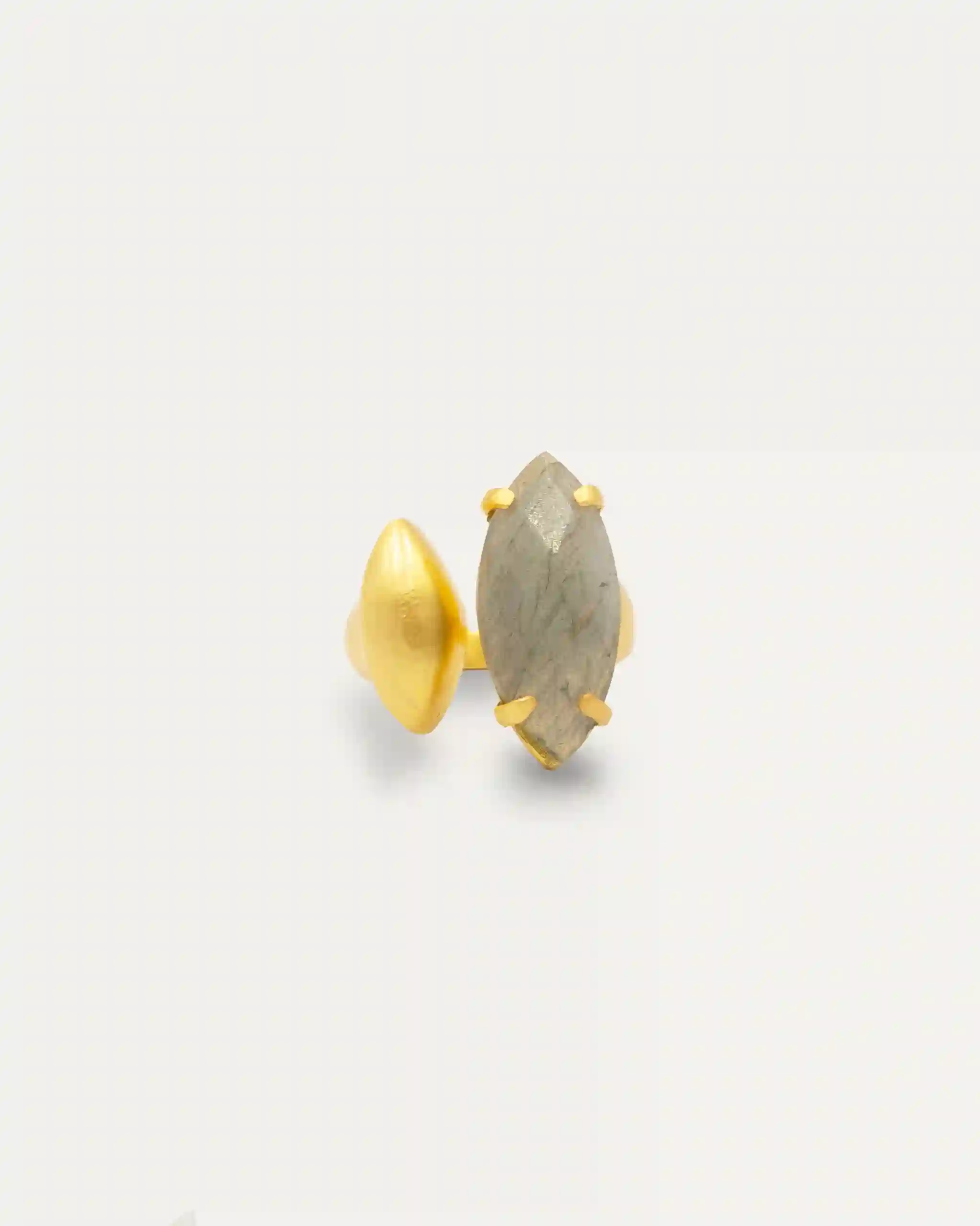 Gold Ring Shaanti Labradorita