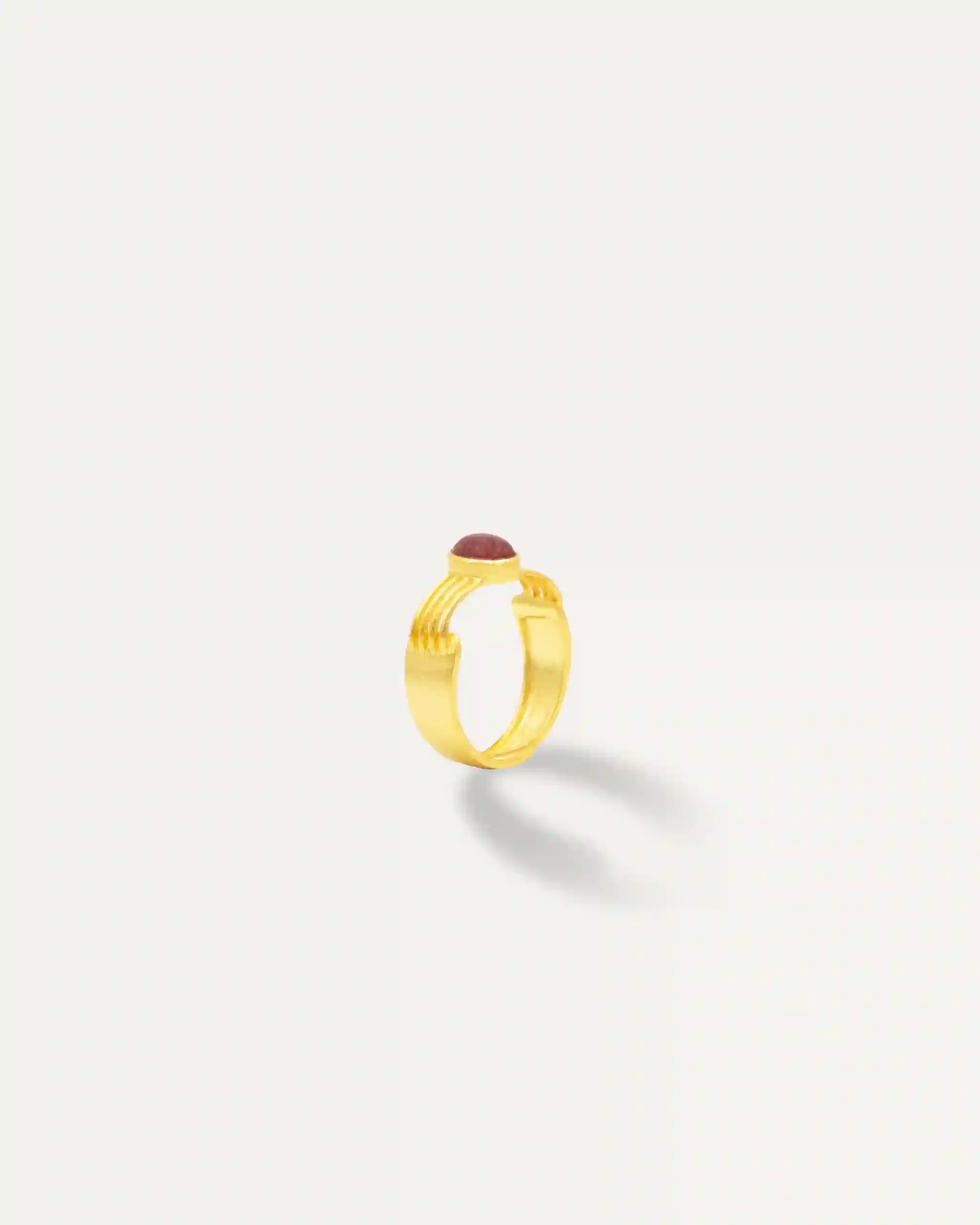 Anillo Dorado Vanu Hatypara Roja