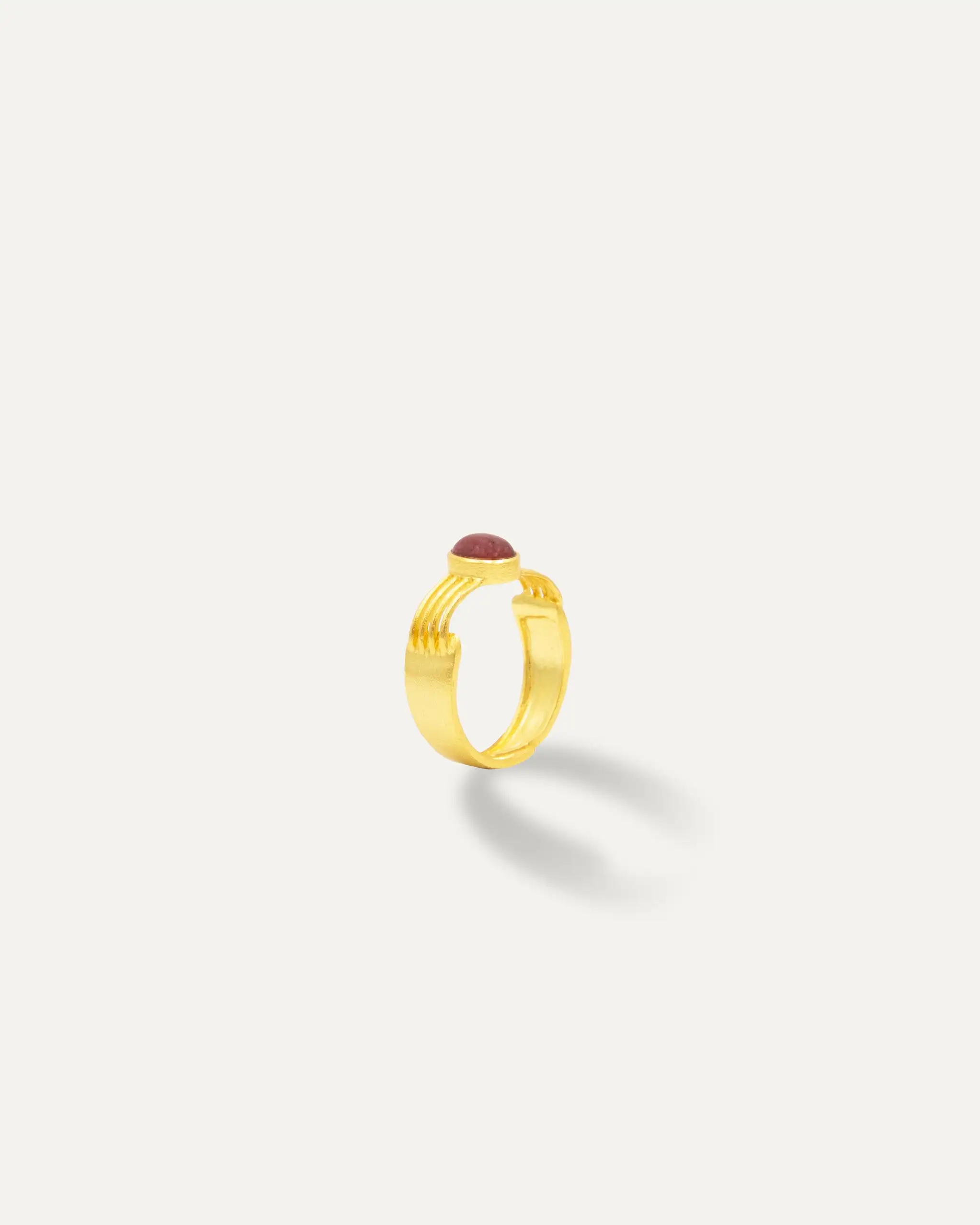 Anillo Dorado Vanu Hatypara Roja