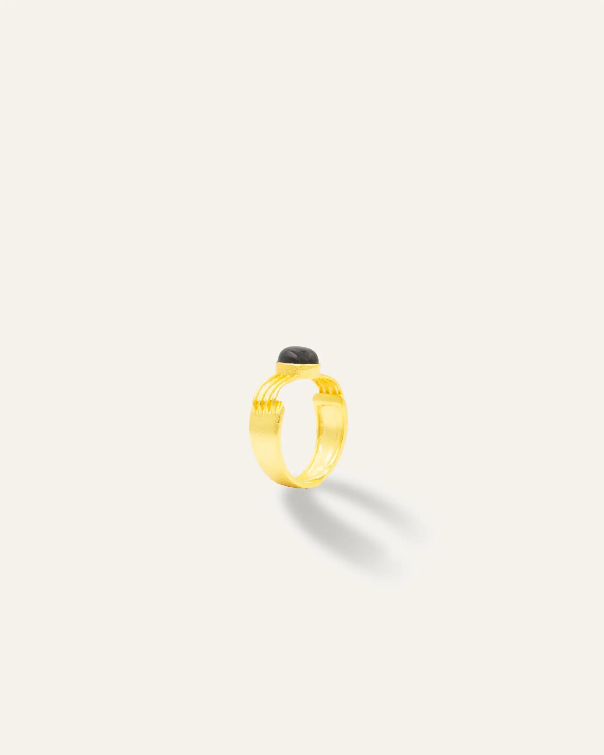 Anillo Dorado Vanu Onix Negro - Imagen 3