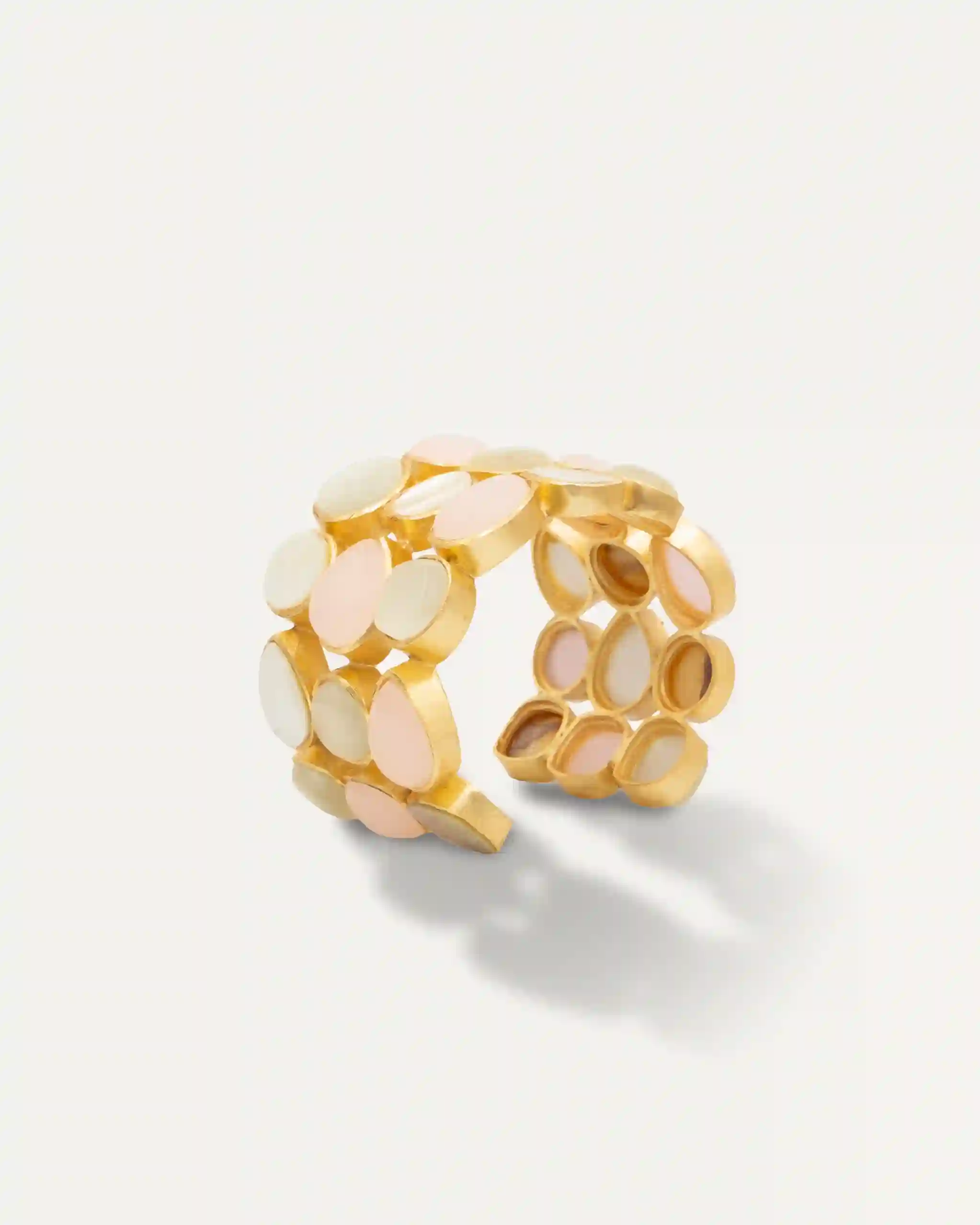 Brazalete Dorado Stunning Three Piedra Luna Cuarzo Rosa y Madre Perla