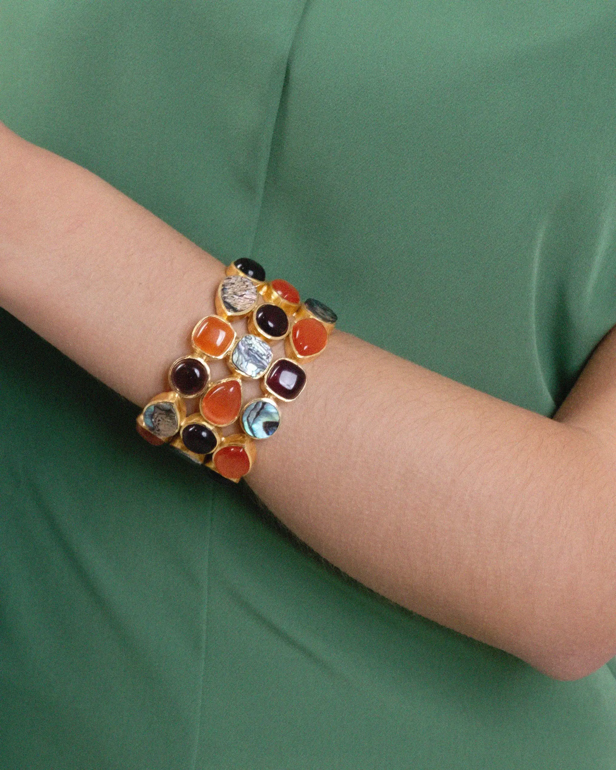 Brazalete Dorado Stunning Three Piedra Luna Cuarzo Rosa y Madre Perla - Imagen 2