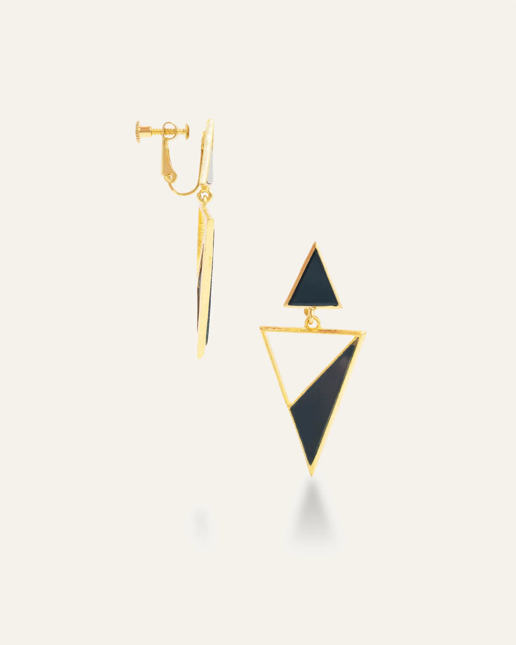 Pendiente Clip Dorado Chembra Onix Negro