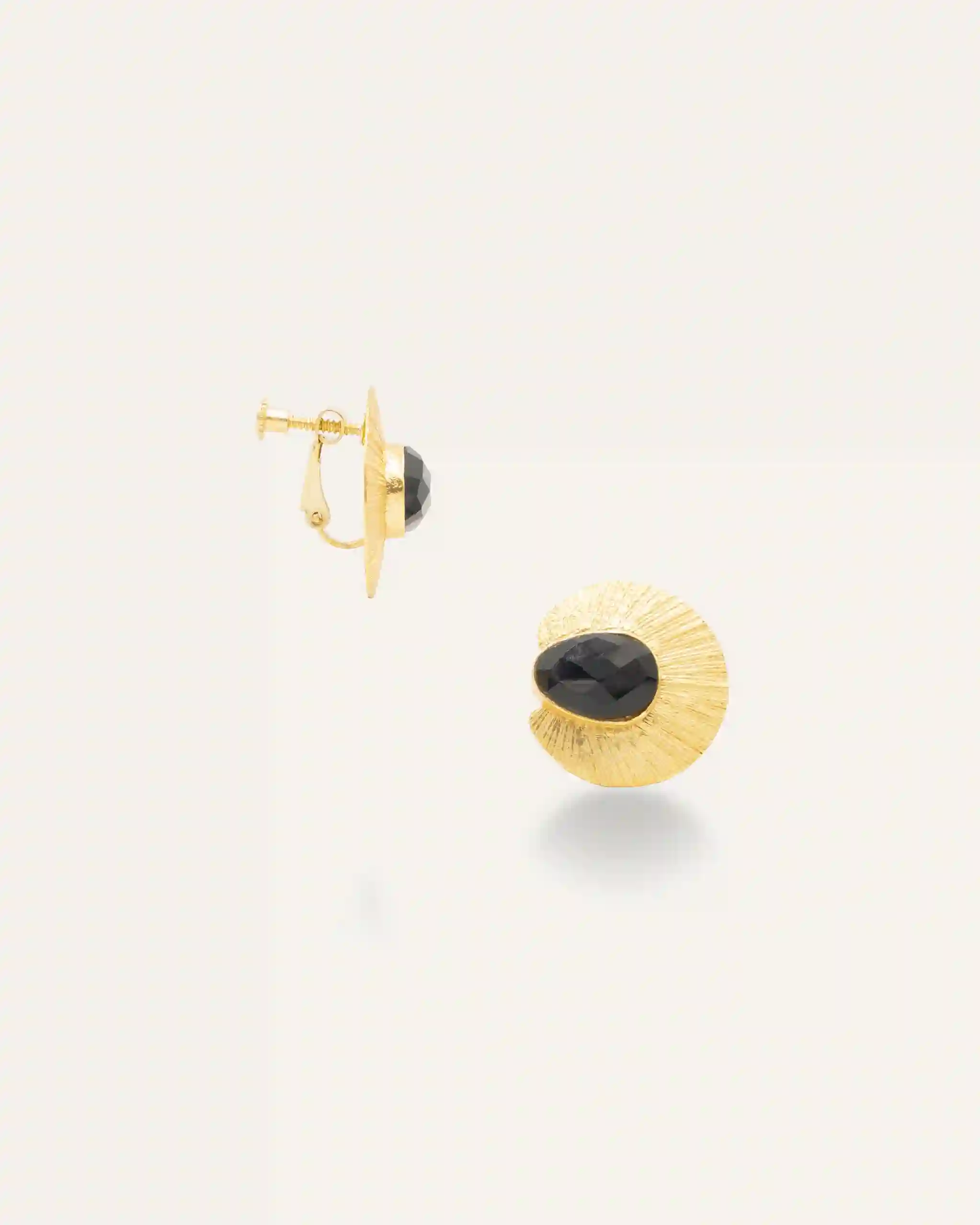 Pendientes Clip Dorados Badhana Onix Negro