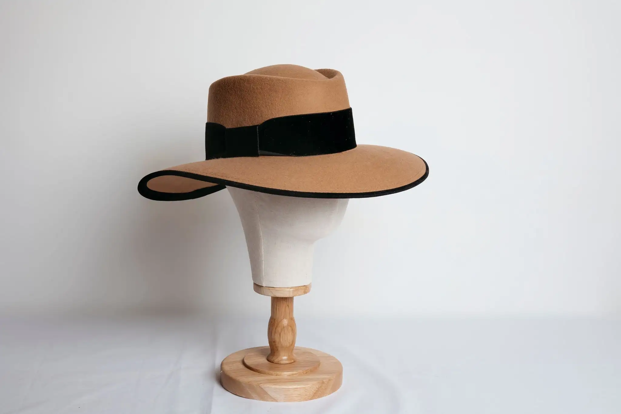 Camel Hat 10 Oval (Black Ribete)