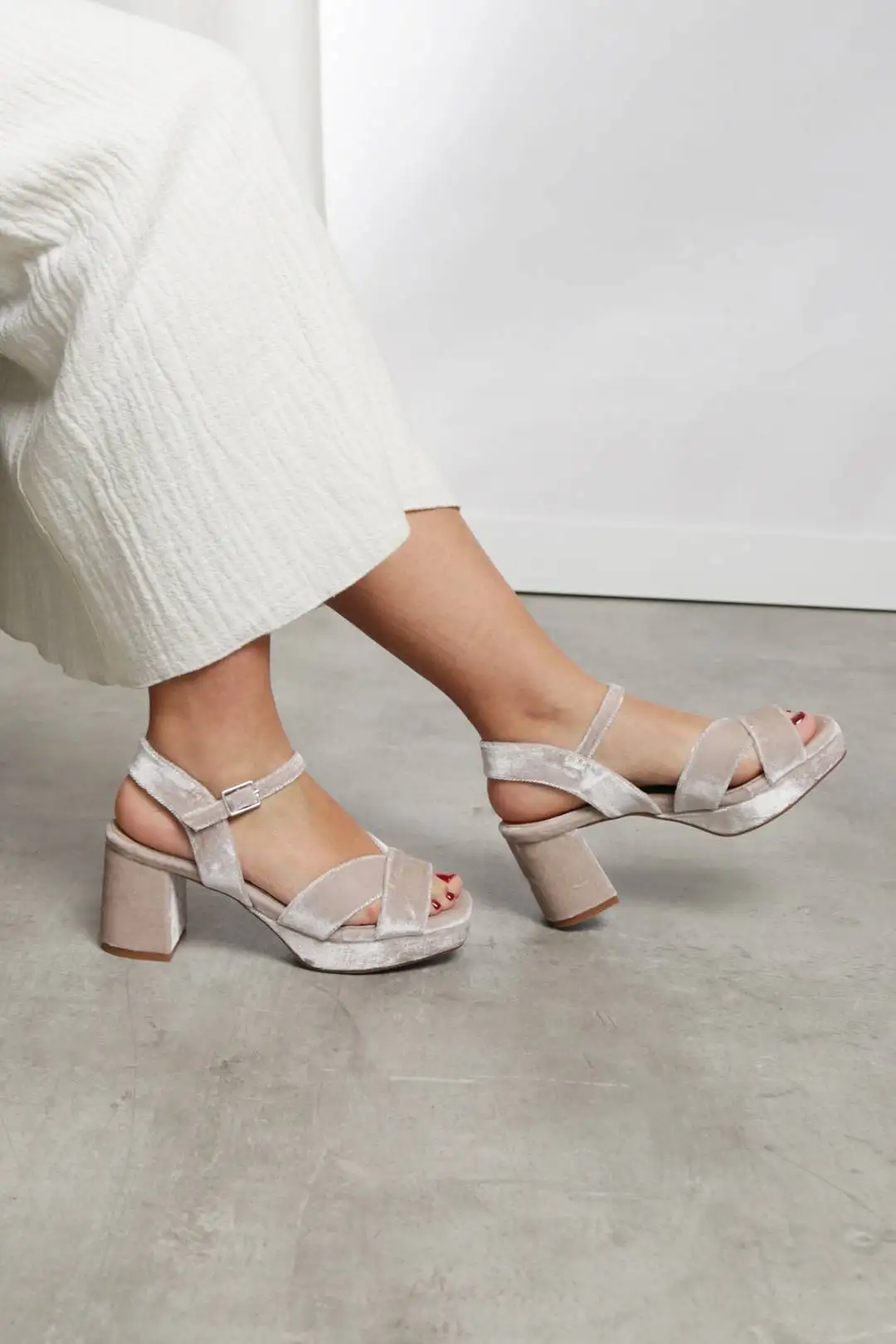 Sandalias terciopelo taupe con tacón y plataforma