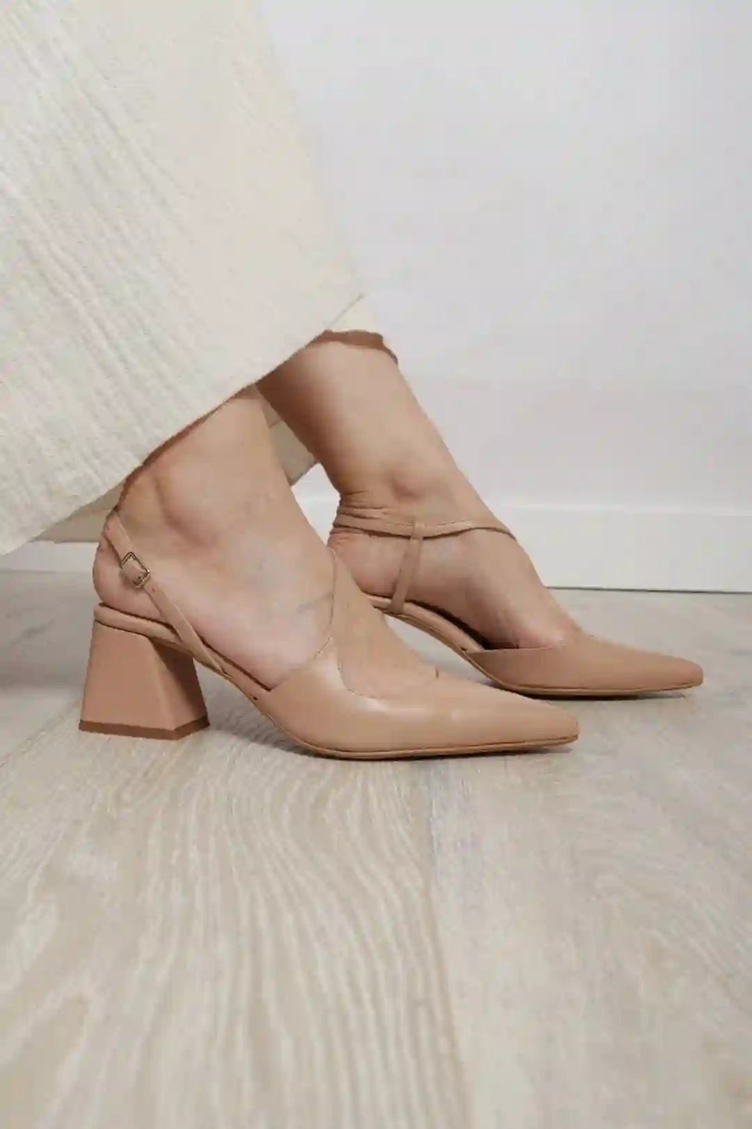 Zapatos Detalonados Detalle pulsera color beige