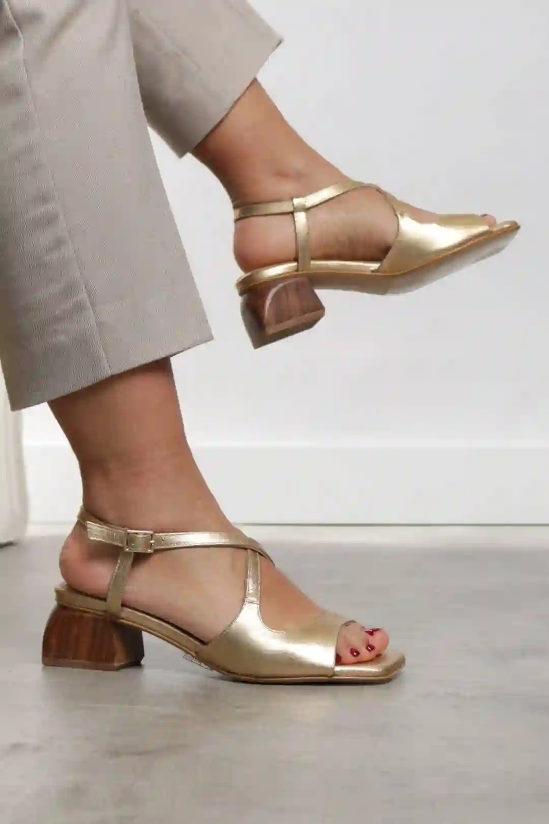 Sandalias Doradas Detalle Tiras Cruzadas