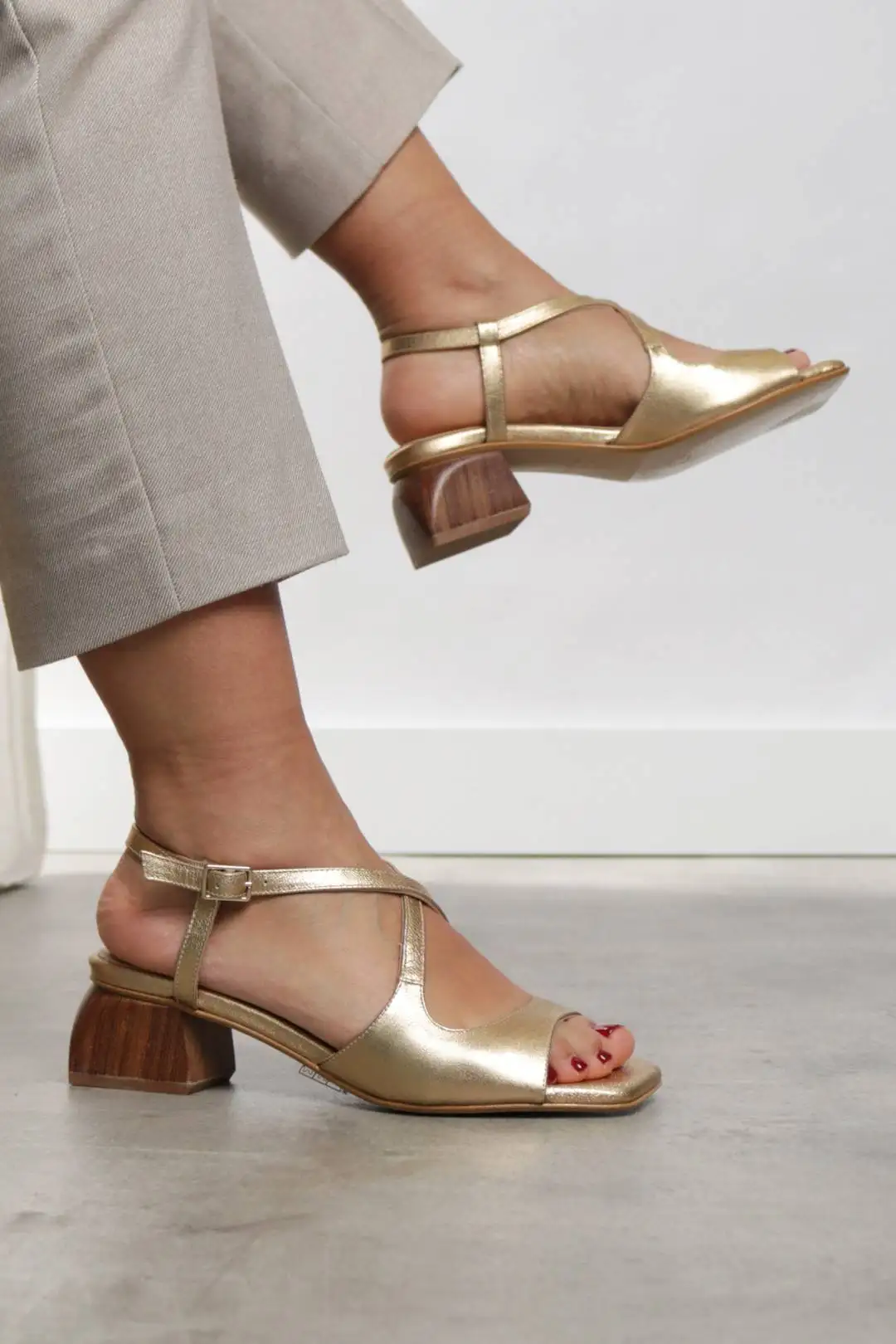 Sandalias Doradas Detalle Tiras Cruzadas