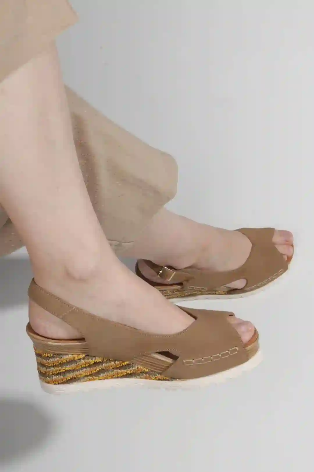 Sandalias cuña cómodas color taupe