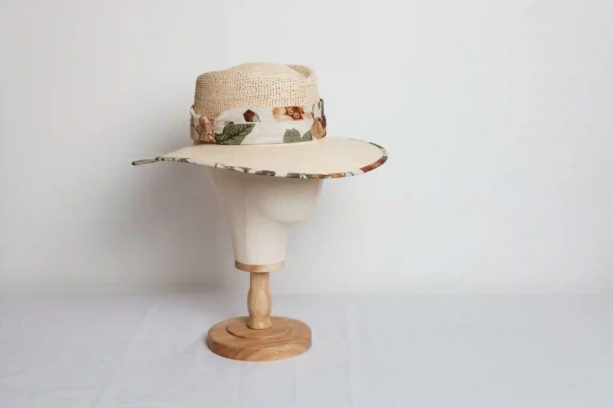 Oval hat with flowers