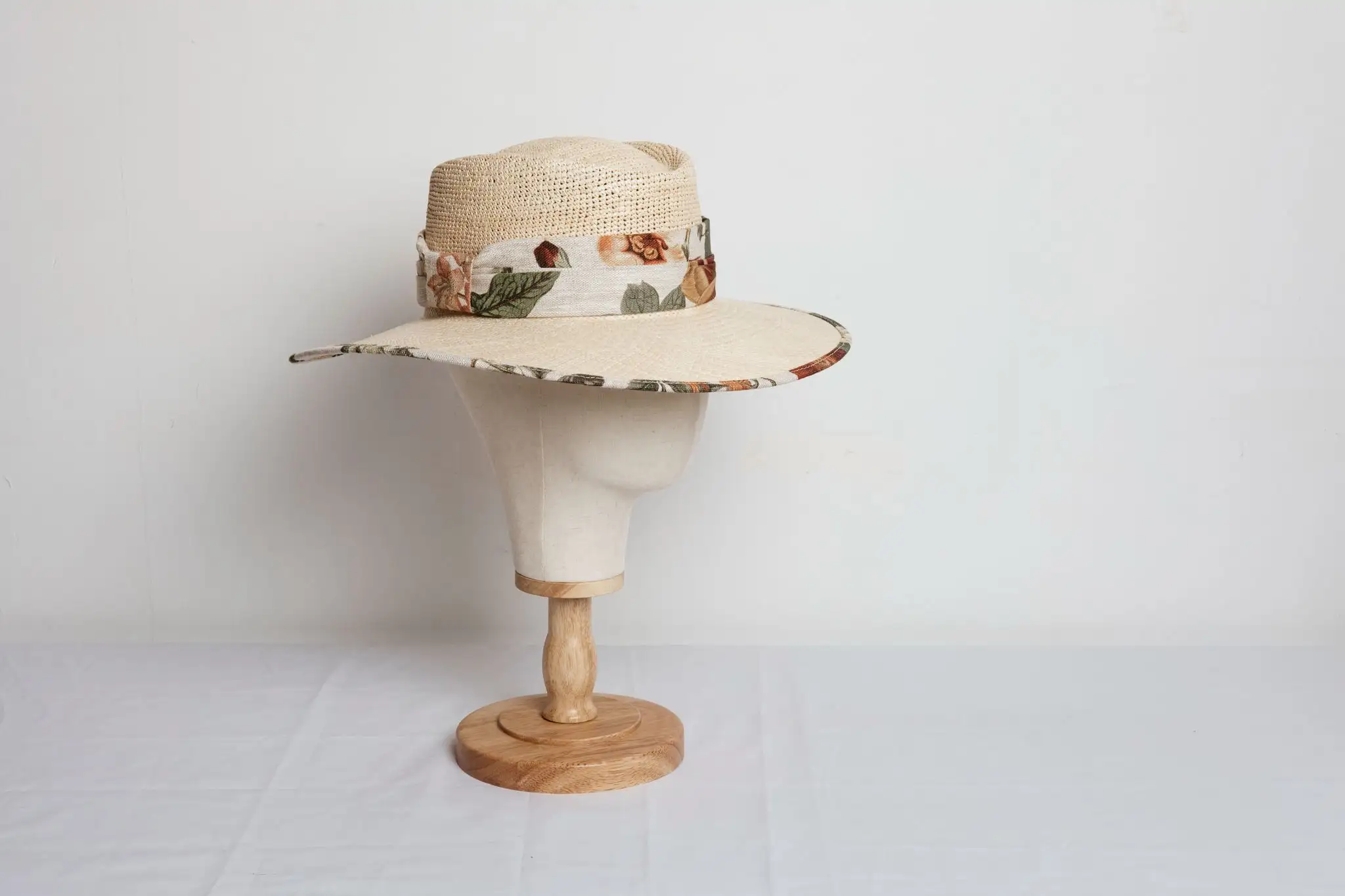 Oval hat with flowers