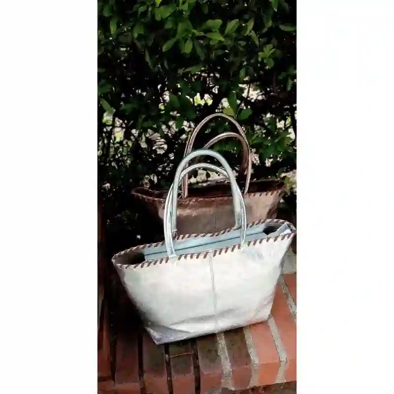 BOLSO CABAS PIEL LAMINADA PLATA