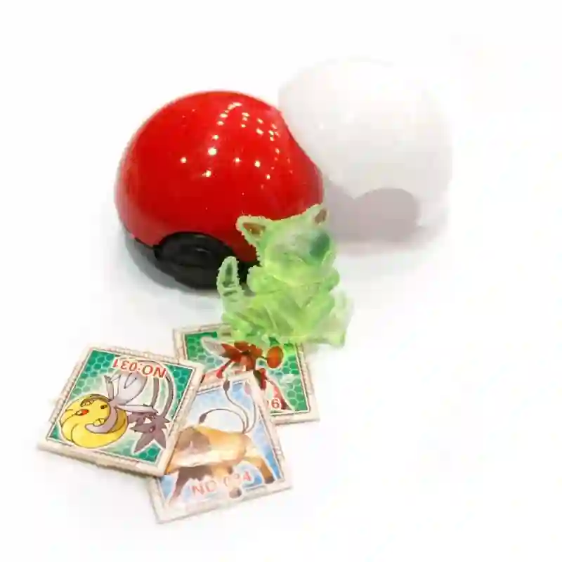 MINI POKEBALL SORPRESA CON 2 FIGURITAS 4cm
