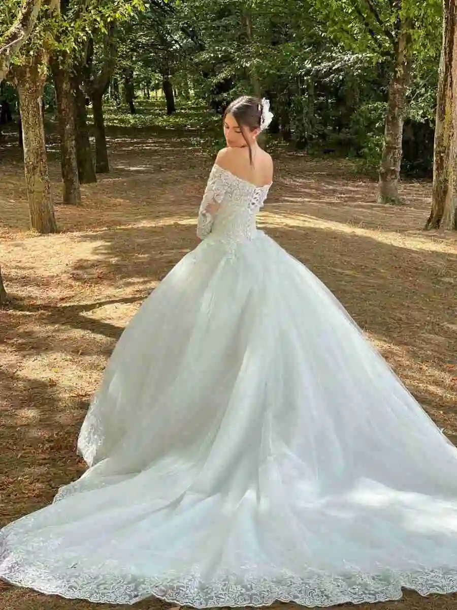 Vestido princesa con tren con escote barco