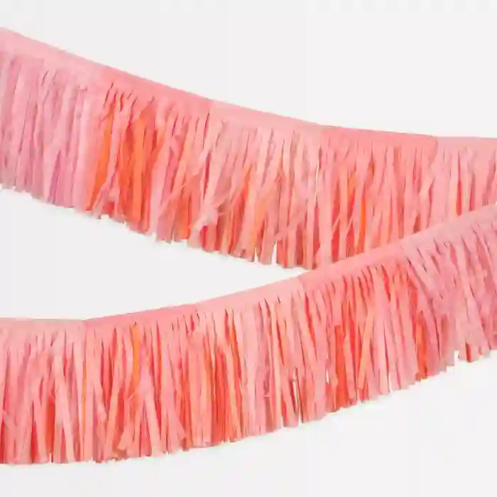 Fringing garland in pink tones