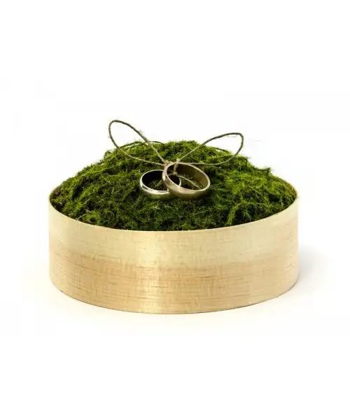 Caja de madera para anillos de boda con musgo