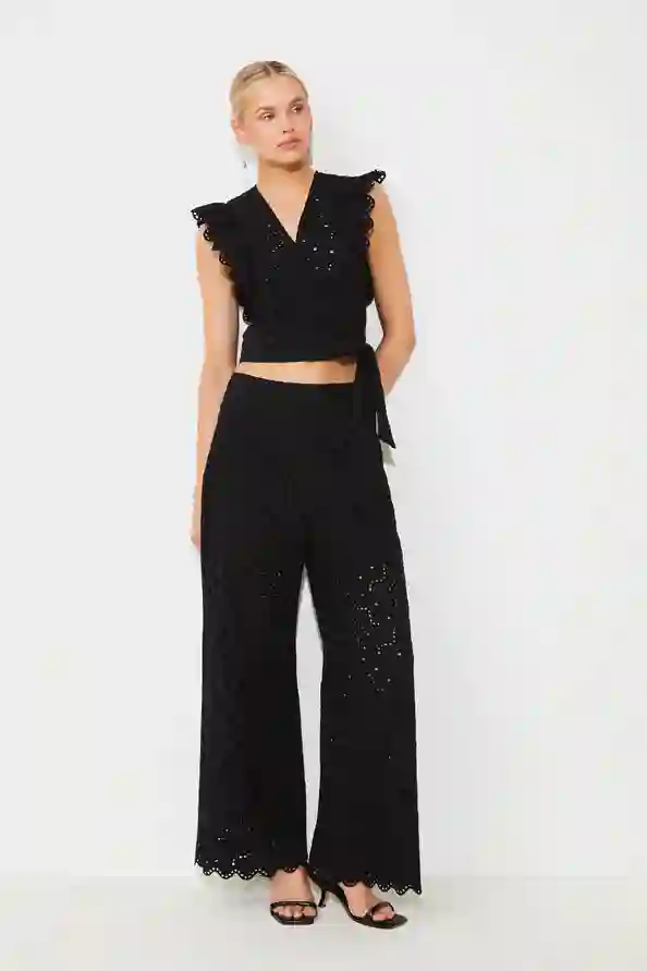 Blusa corta con bordados NEGRO