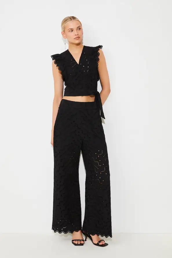 Blusa corta con bordados NEGRO