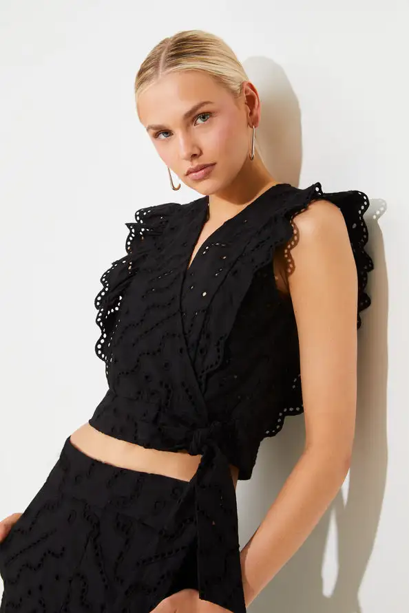 Blusa corta con bordados NEGRO - Imagen 2