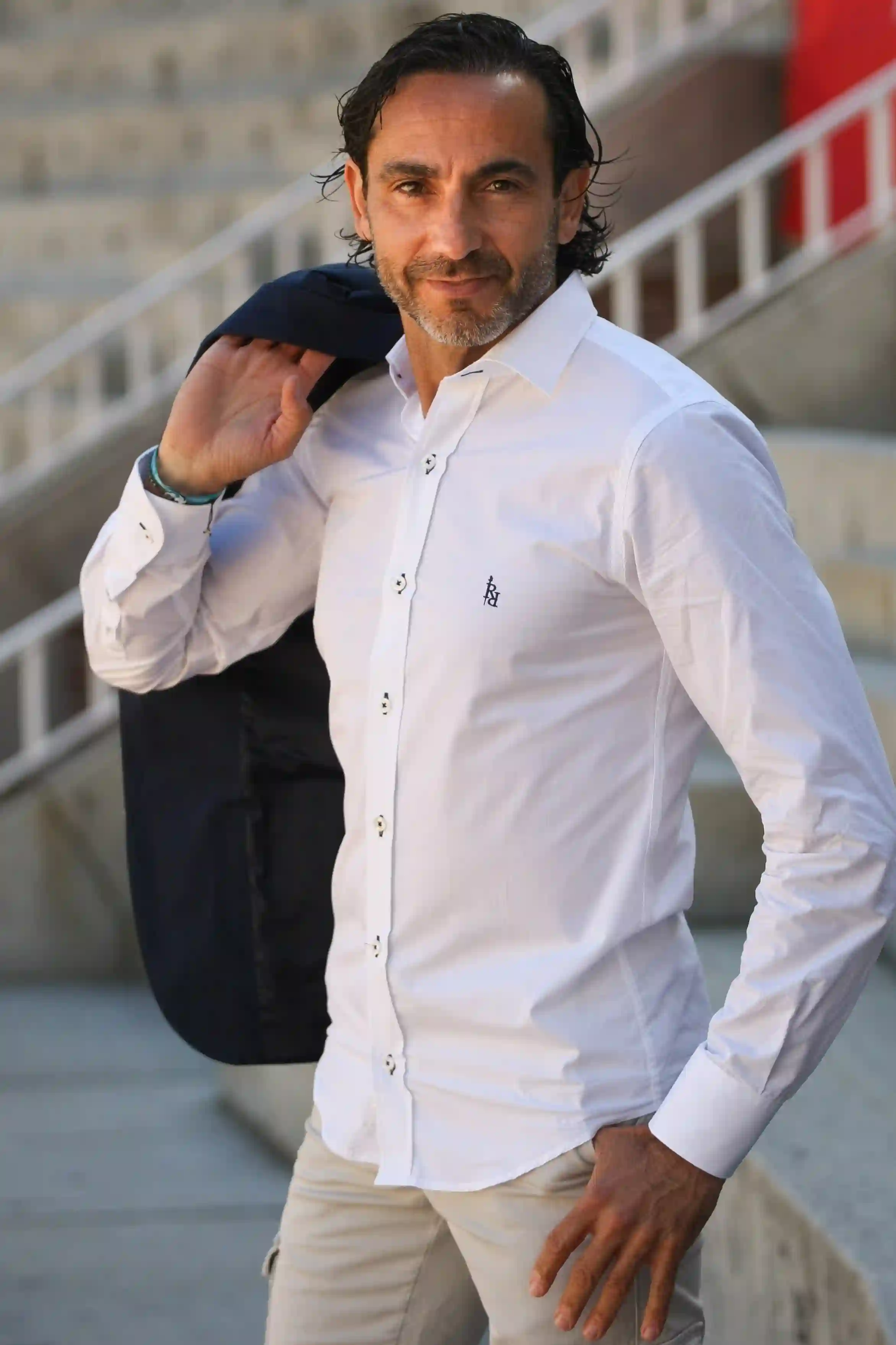 Camisa clásica blanca con logo bordado en azul marino "Marinera".