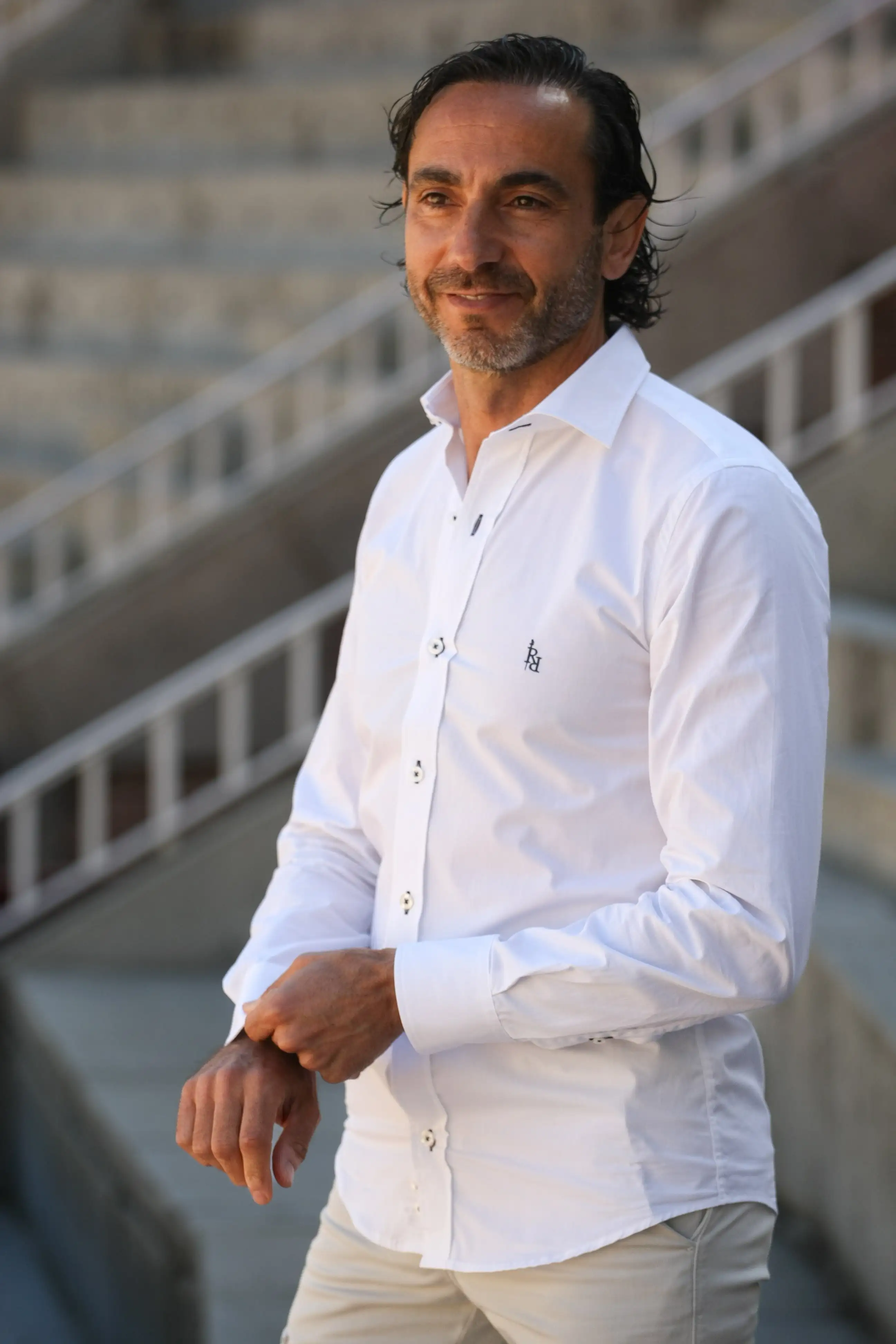 Camisa clásica blanca con logo bordado en azul marino "Marinera". - Imagen 2