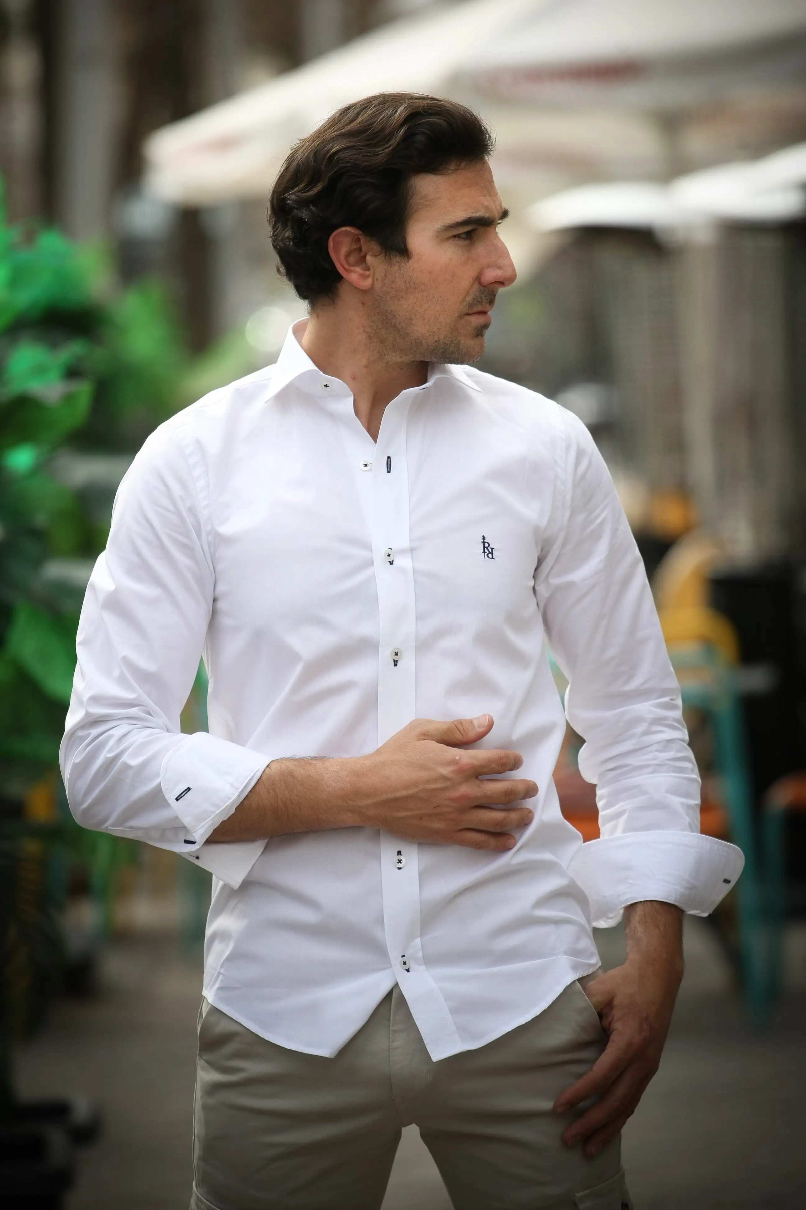 Camisa clásica blanca con logo bordado en azul marino "Marinera". - Imagen 3