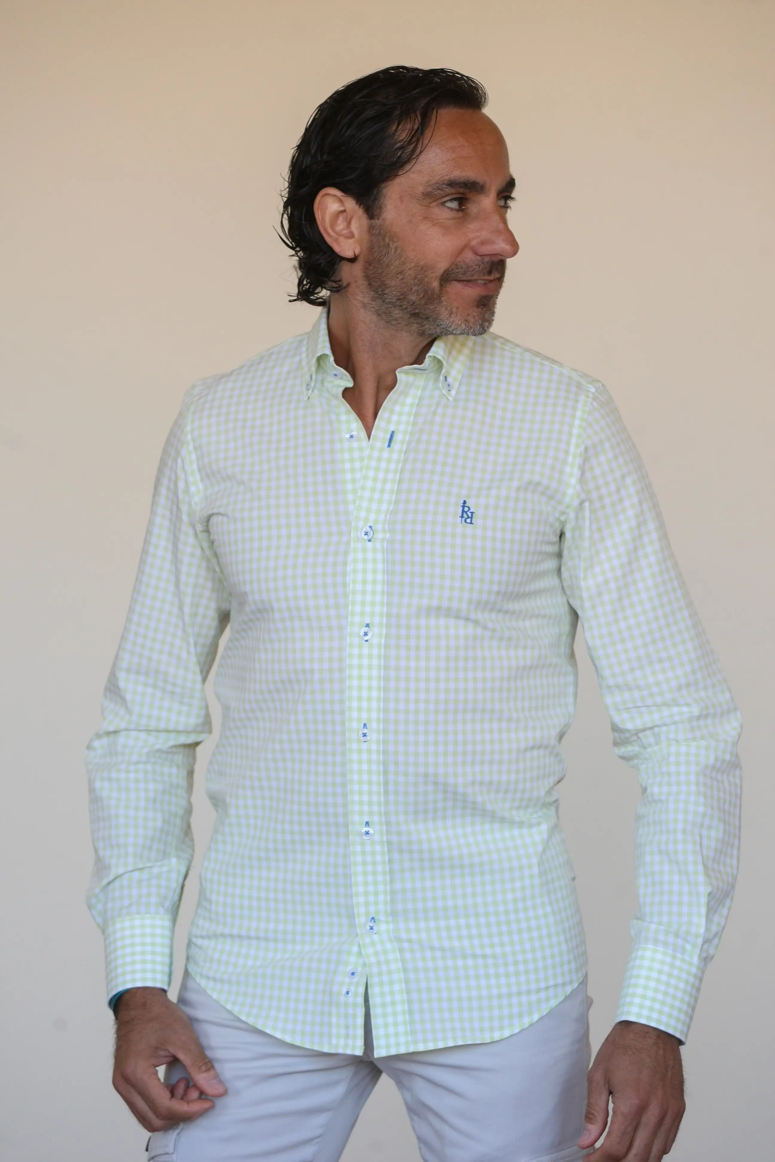 Camisa de cuadros Vichy verde con logo bordado en azul "Mariñosa". - Imagen 2