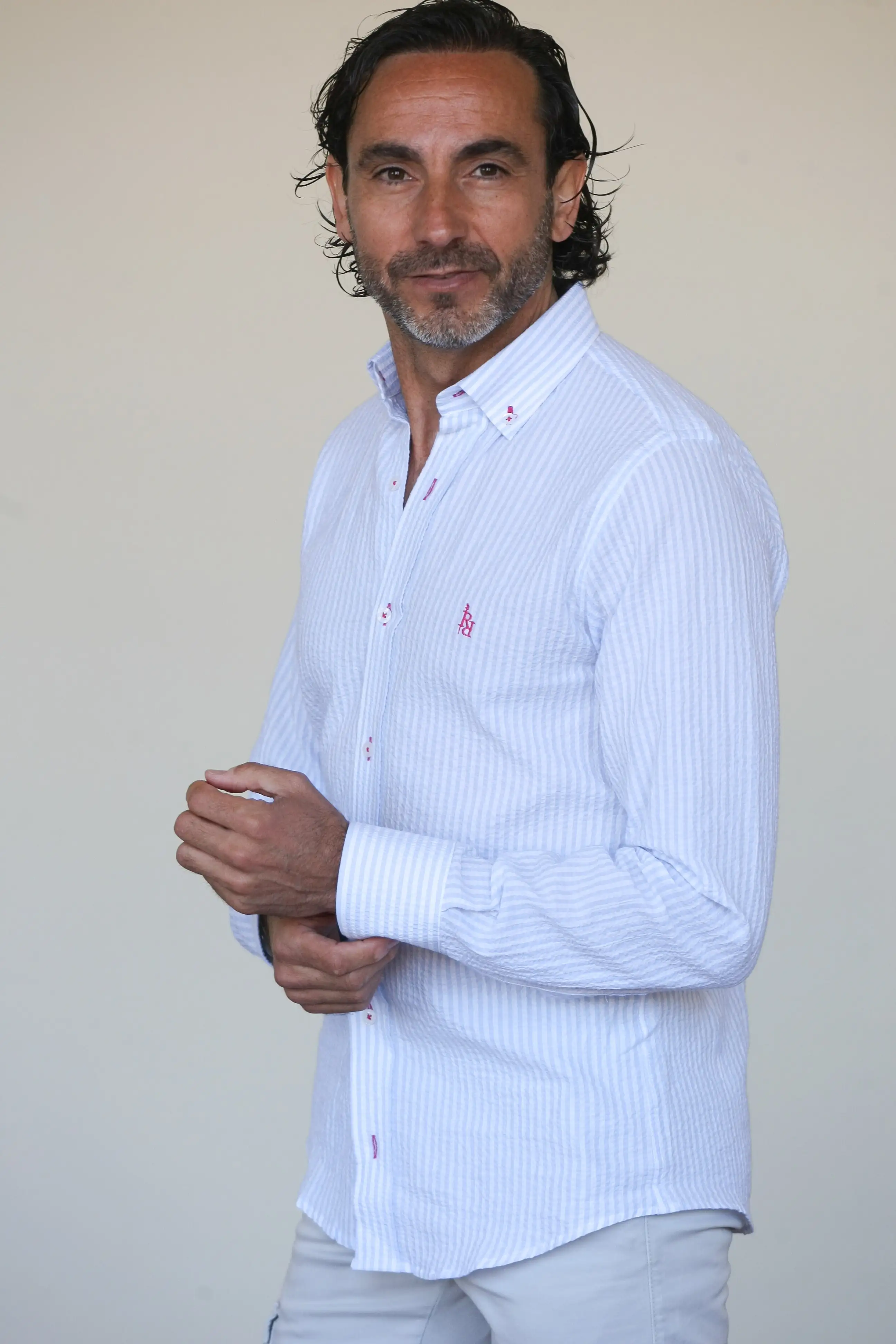 Camisa bambula de rayas azul claro con logo bordado en fucsia “ Galana".